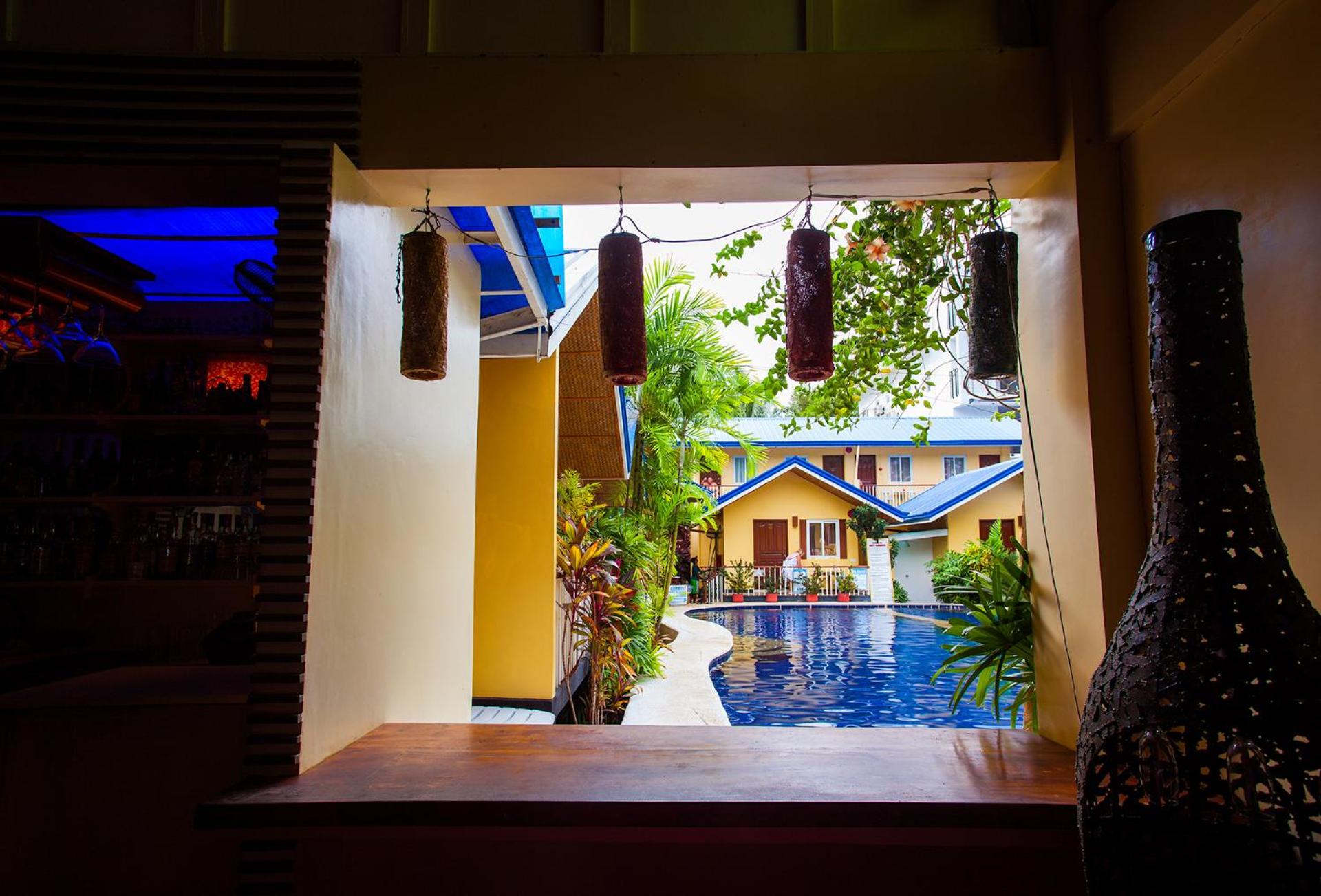 Blue Lagoon Inn & Suites