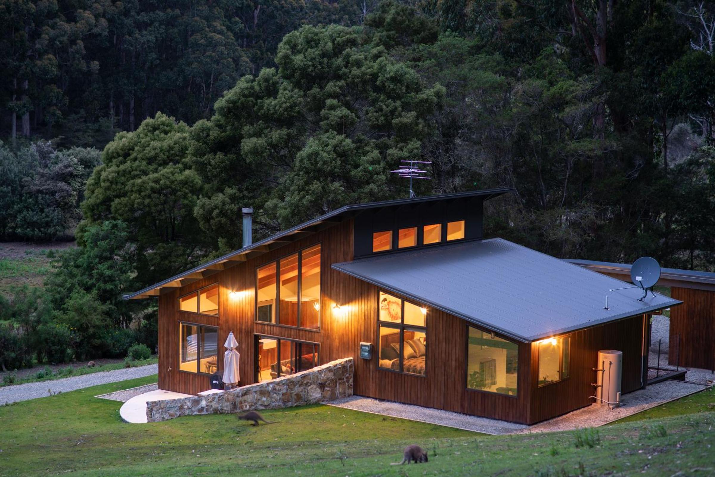 Hotel Adventure Bay Retreat Bruny Island - Image 1