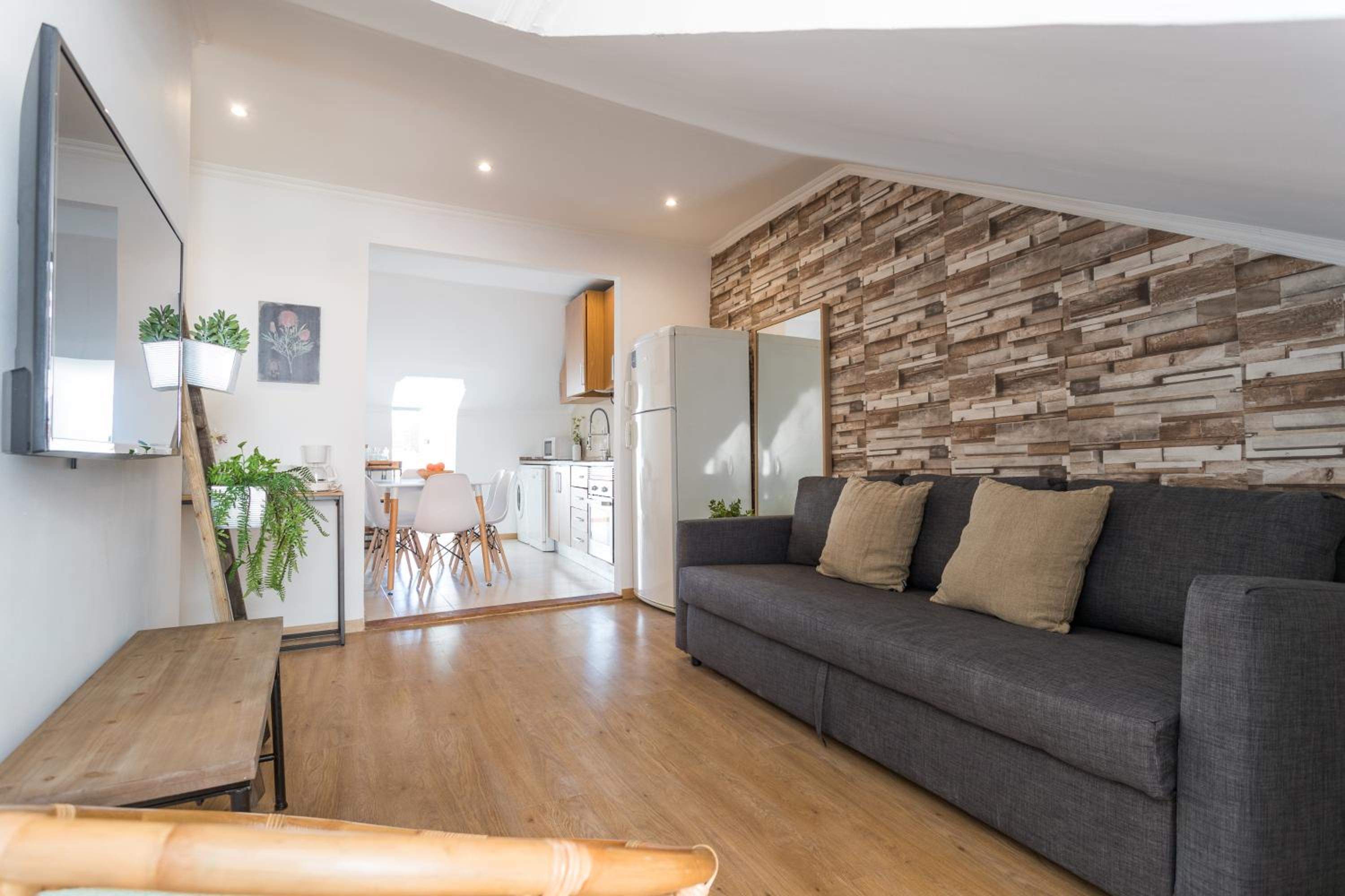 Rato Cozy 3BR w/balcony - by LU Holidays view 4