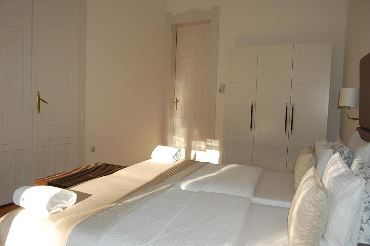 3 bedrooms suite, 2 bathrooms, balcony at Opera view 5