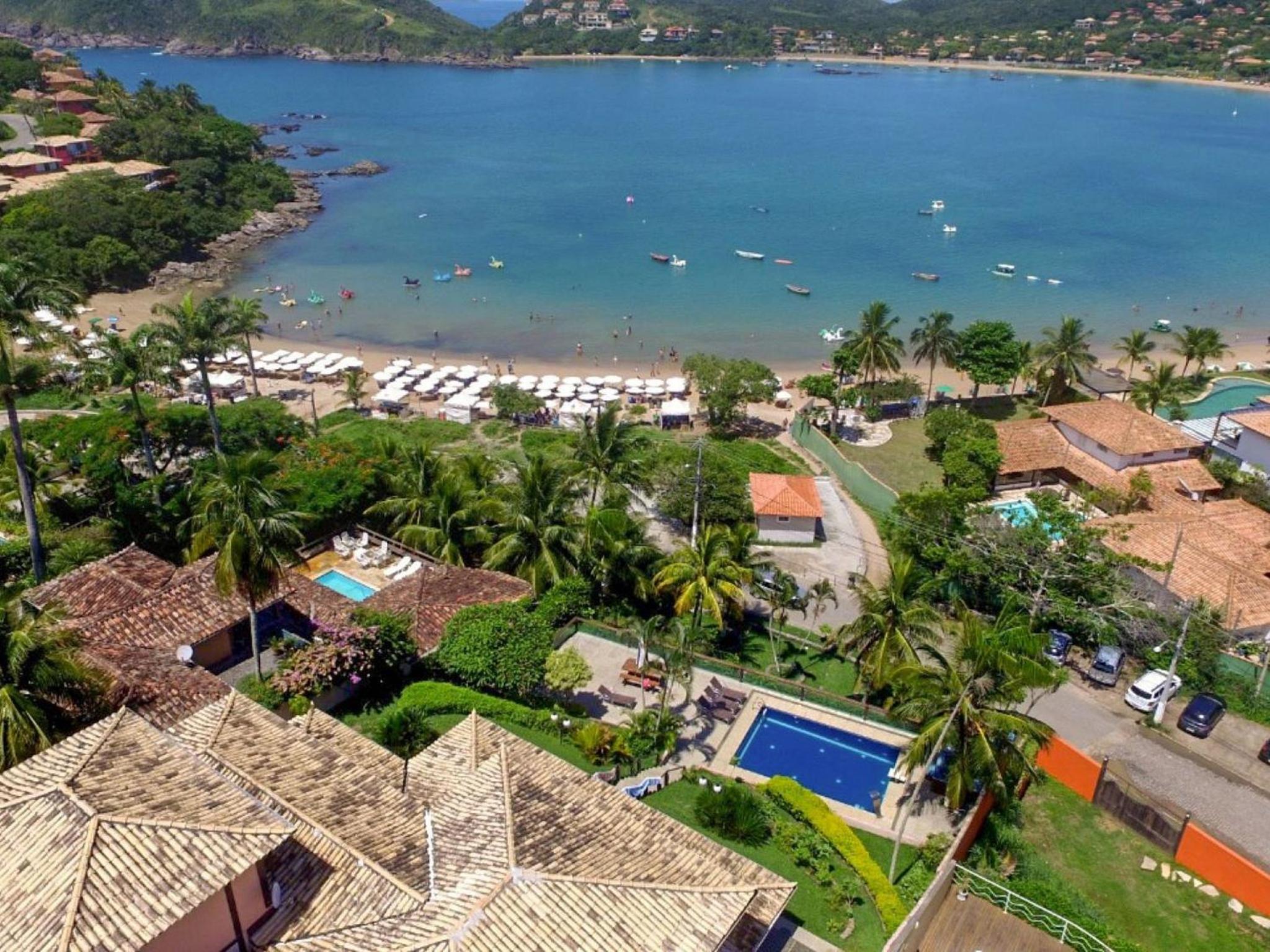 Mansão Frente à Praia da Ferradura com Sete Suítes
