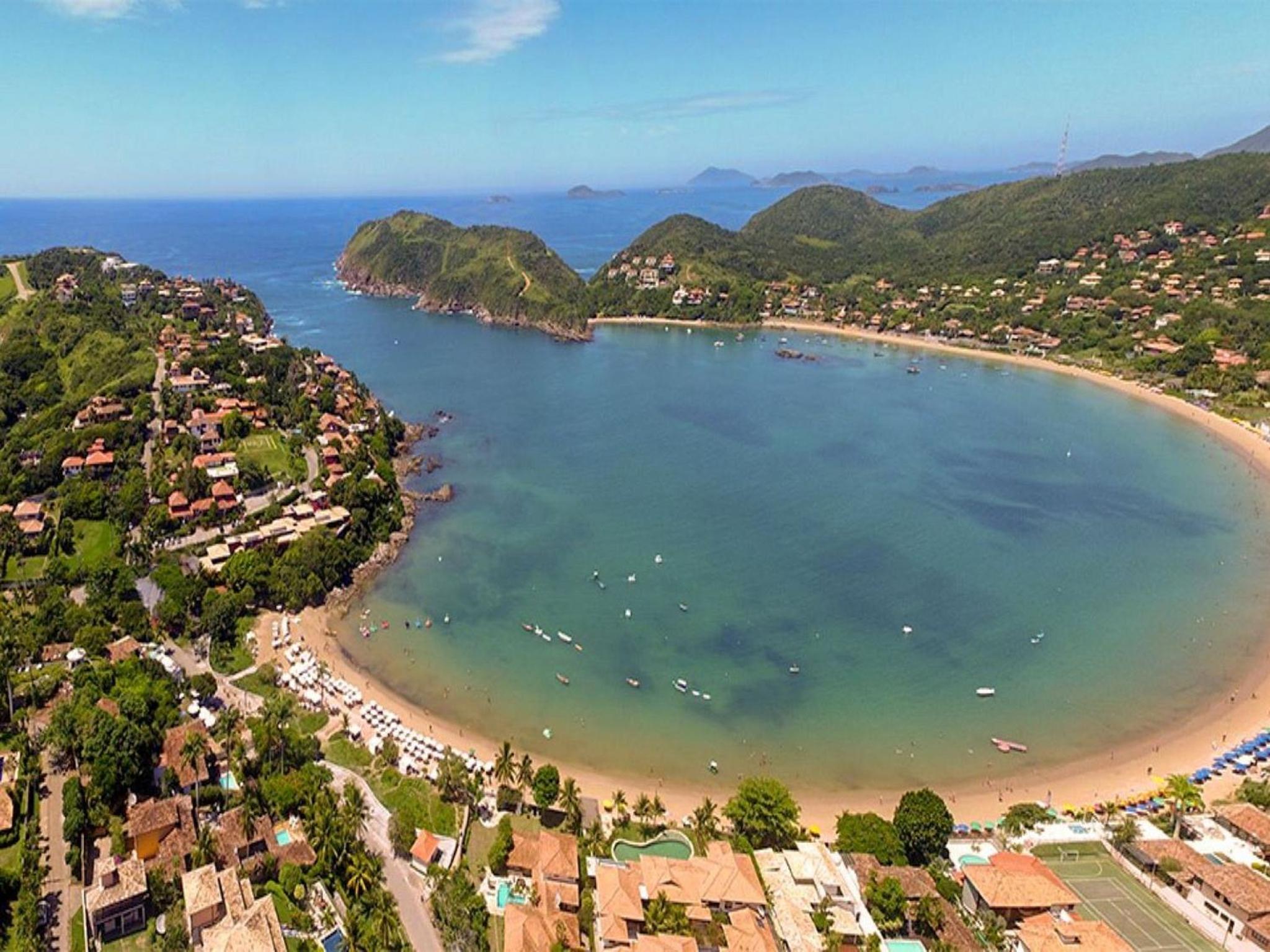Mansão Frente à Praia da Ferradura com Sete Suítes