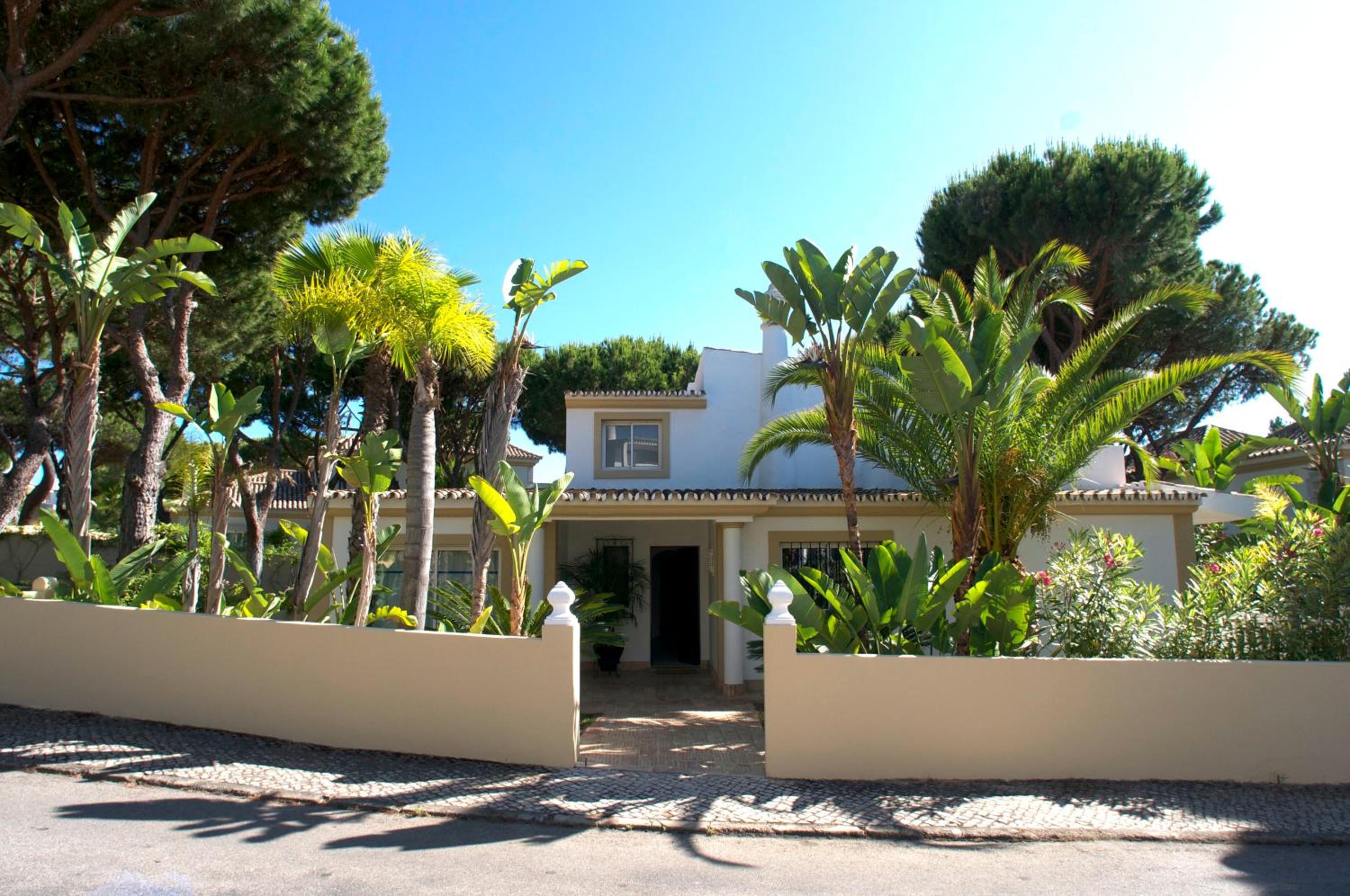 Hotel Vale Do Garrao Villas - Image 1