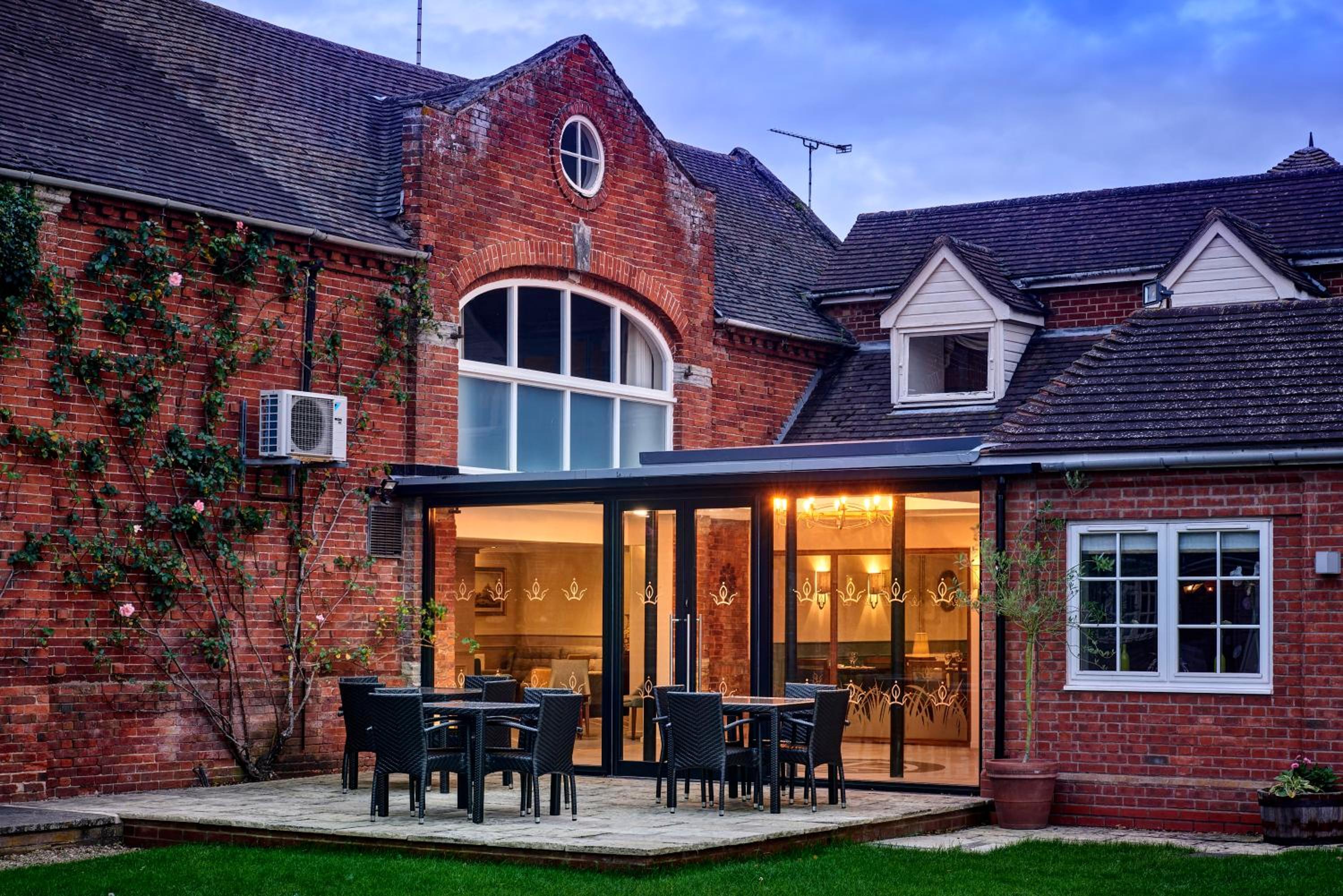 Alcester Vacations - Kings Court Hotel - Property Image 1