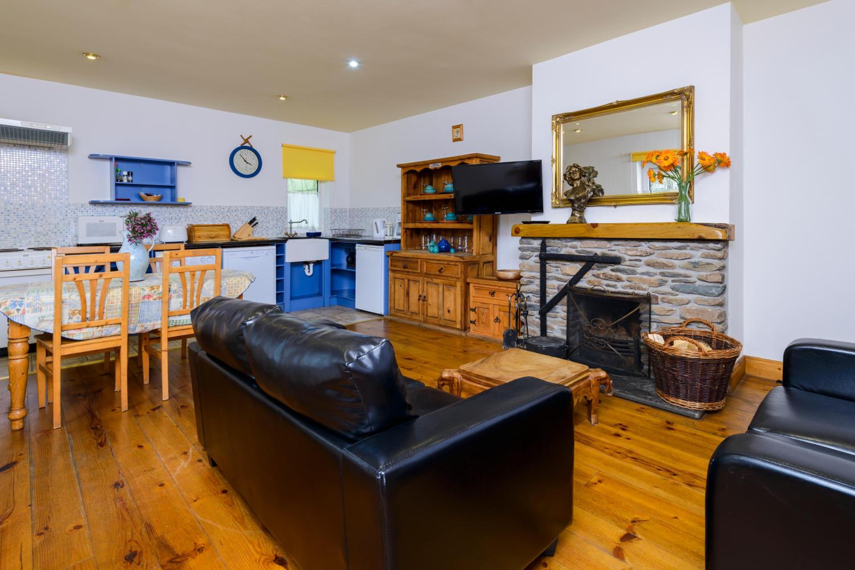 Dingle Centre Townhouse An Capall Dubh Dingle view 4