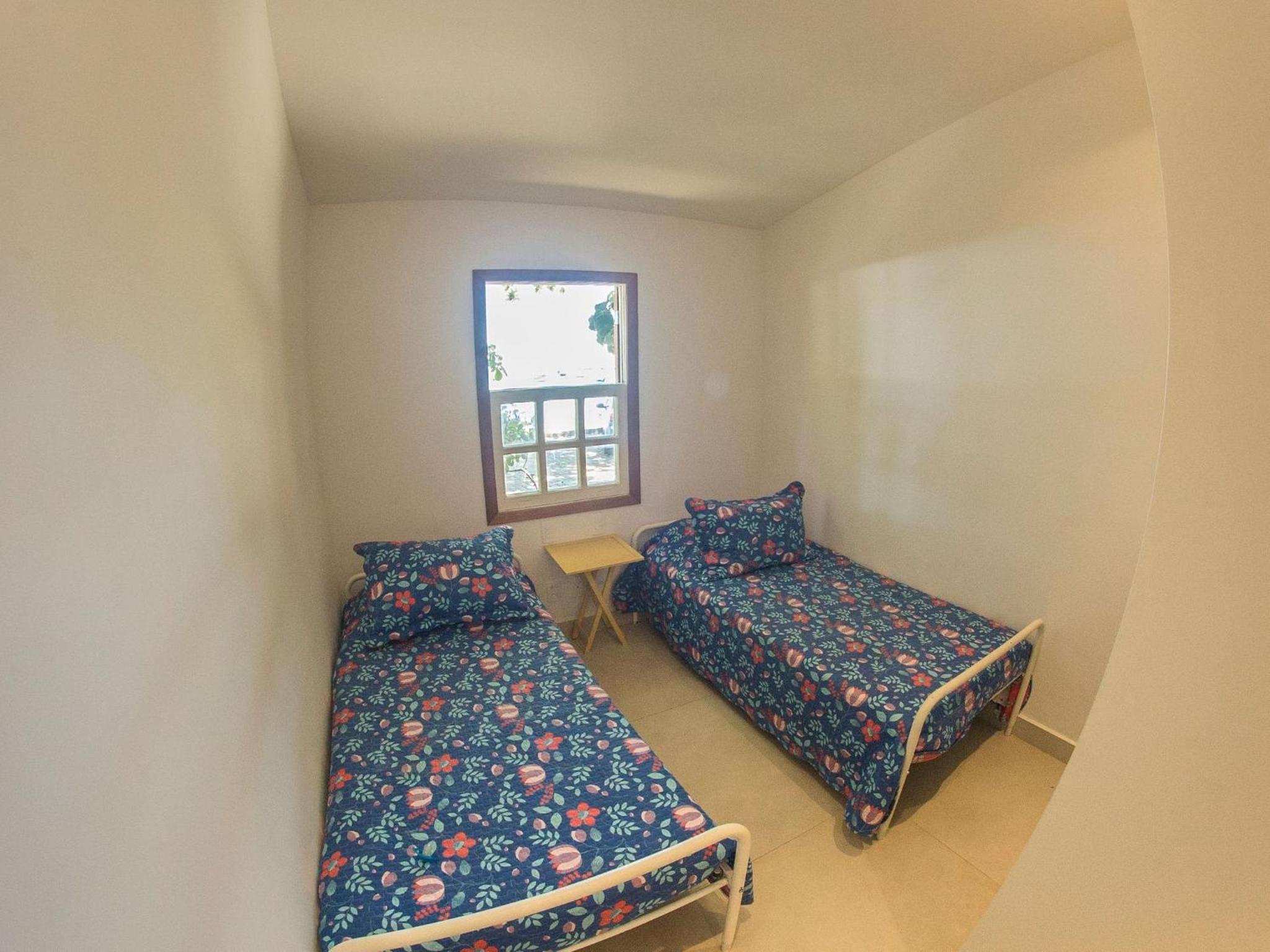 Pé na Areia da Praia dos Ossos e Seis Suítes
