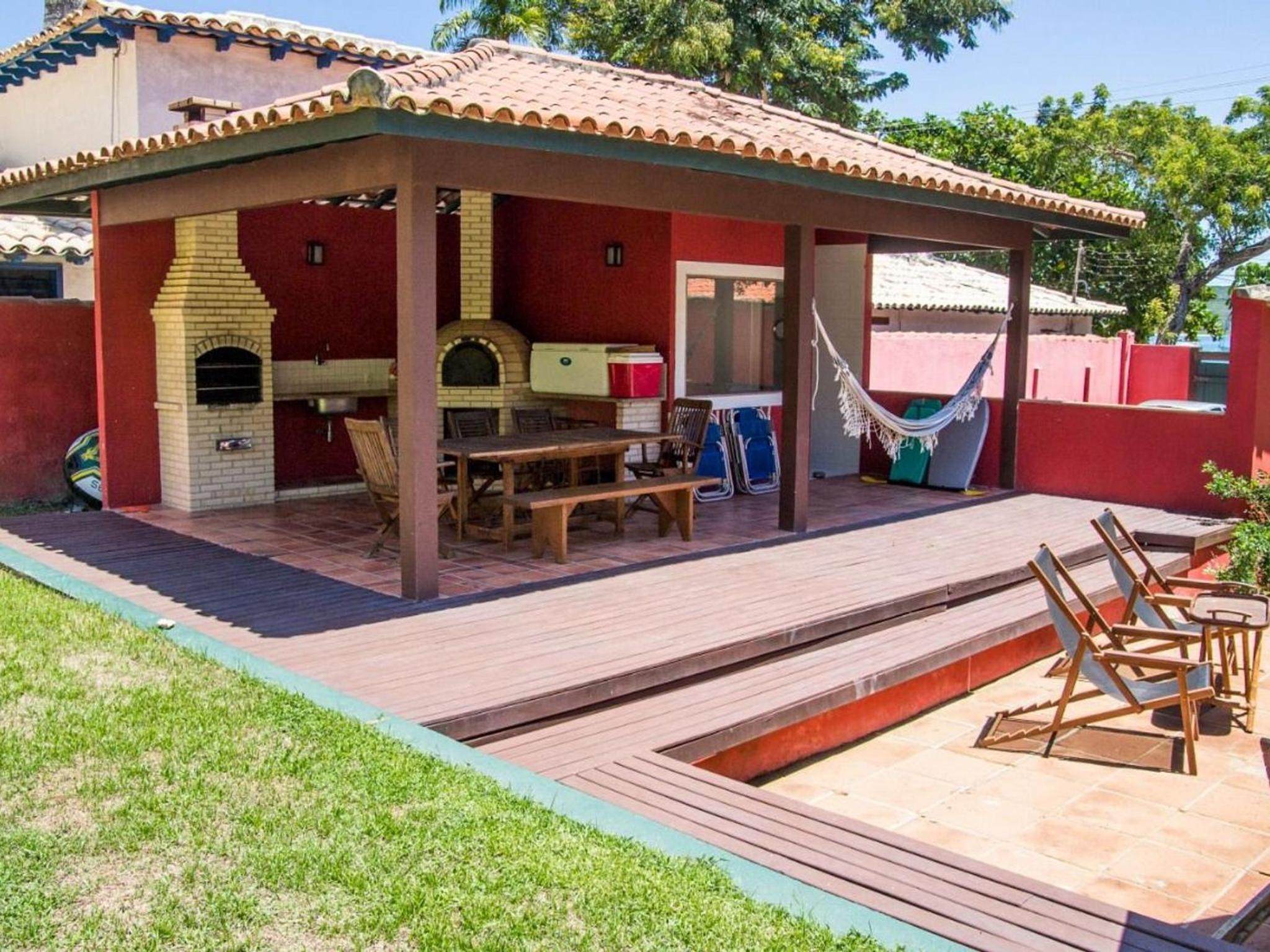 Pé na Areia da Praia dos Ossos e Seis Suítes