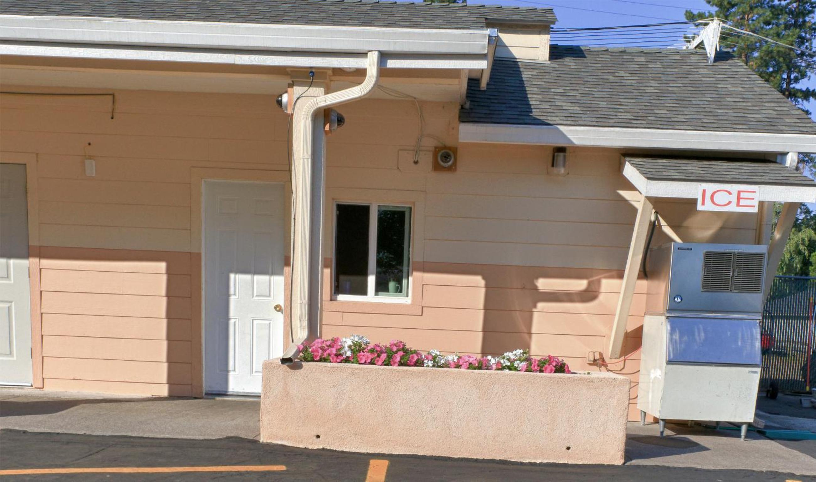 Shasta Pines Motel & Suites