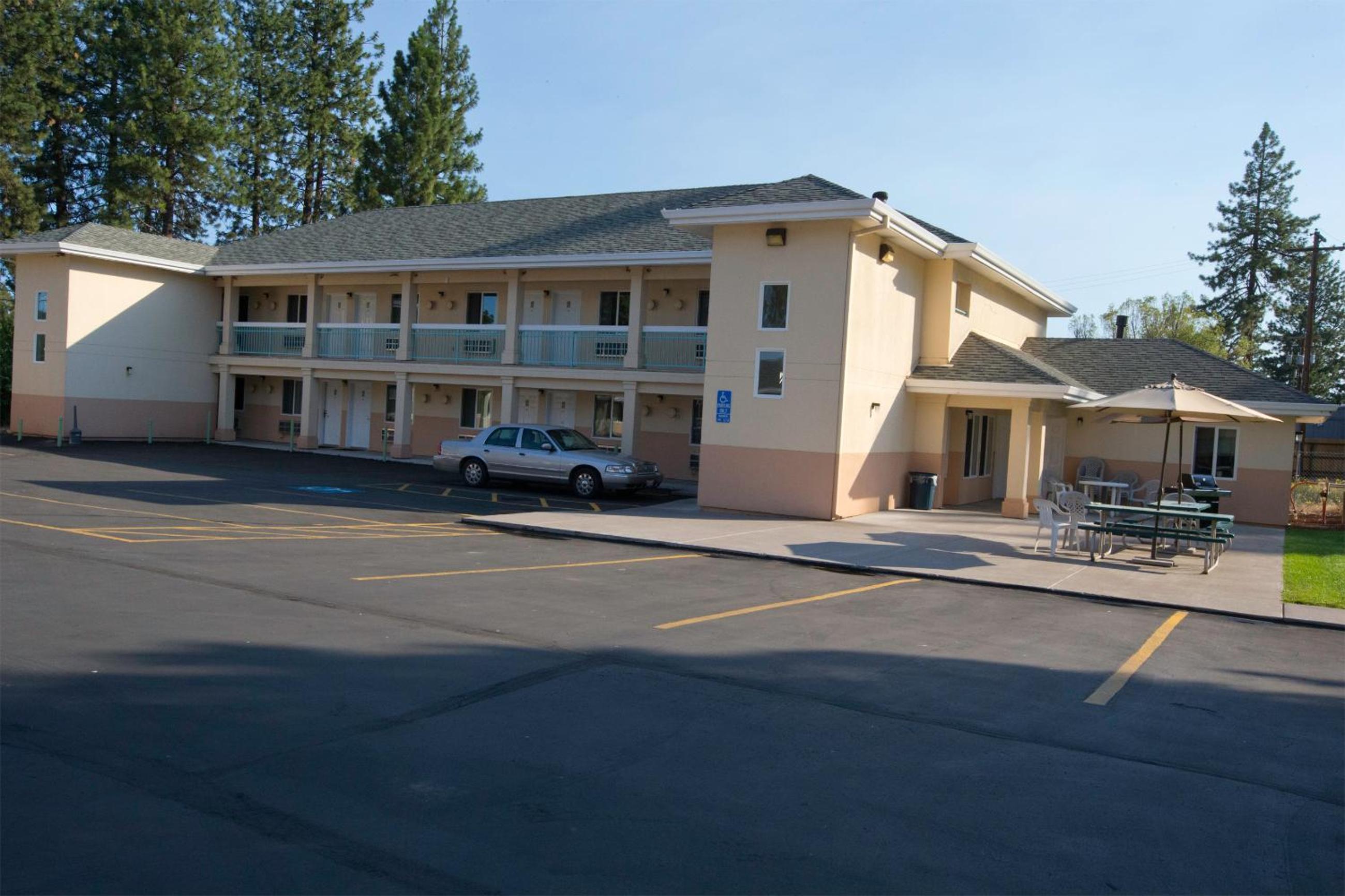 Shasta Pines Motel & Suites