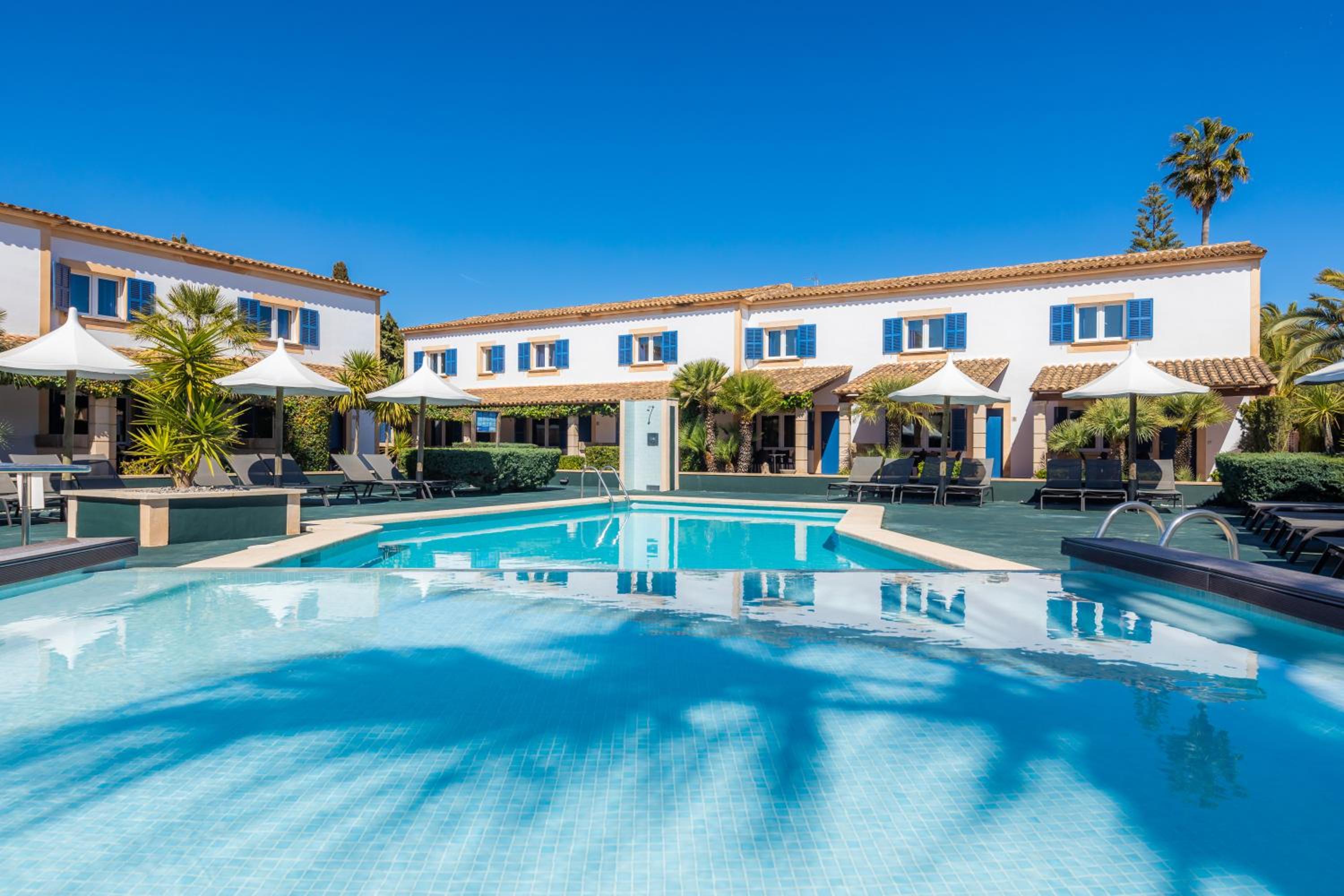 Hotel Apartamentos Iris - Image 1