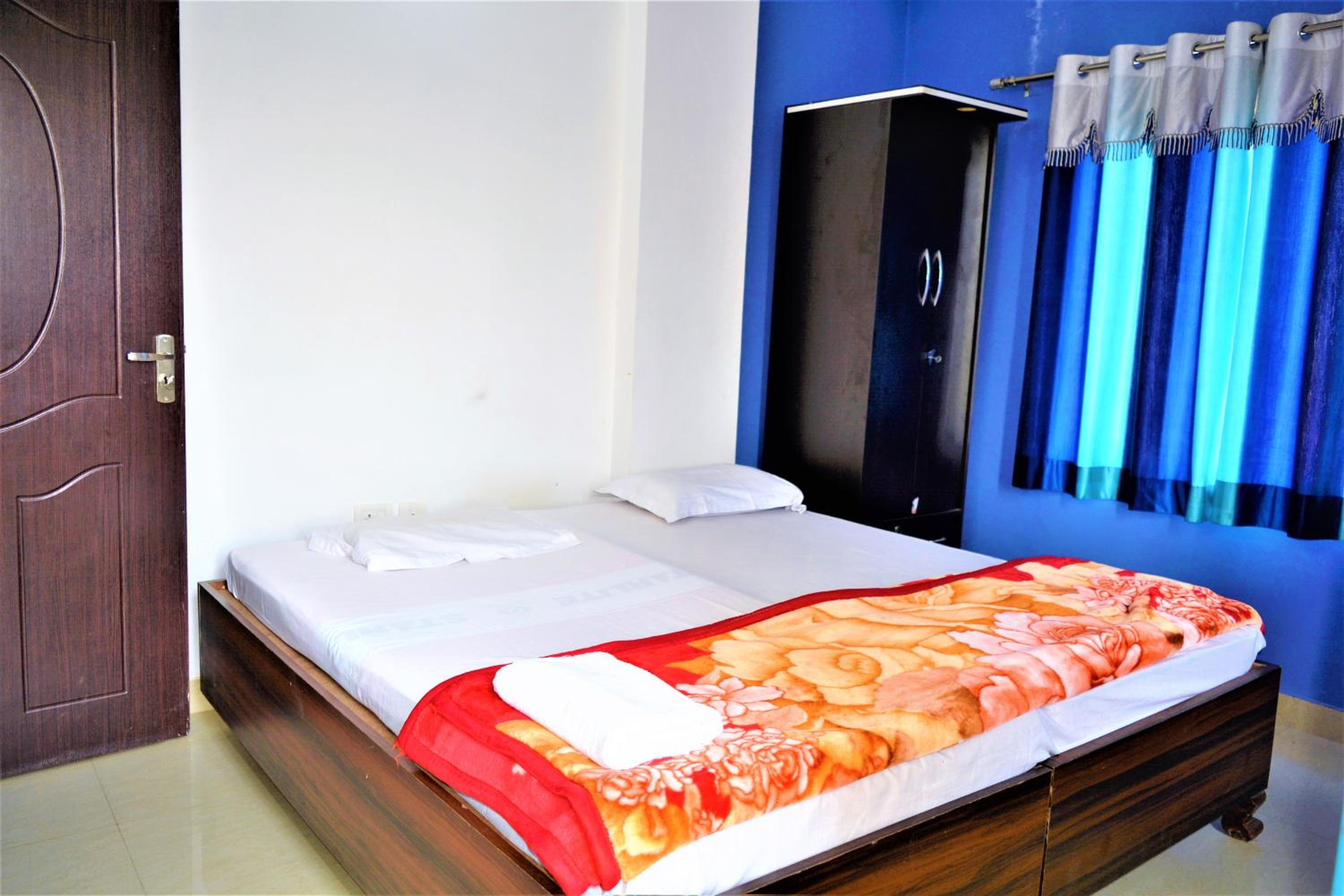 Pretty Garden View Apartment 3BHK Furnished Flat near Kashi Vishwanath Temple