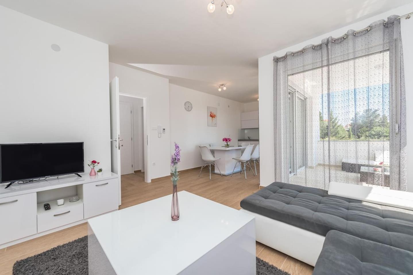 Villa Star 6 a centrally located ap. with a pool view 3