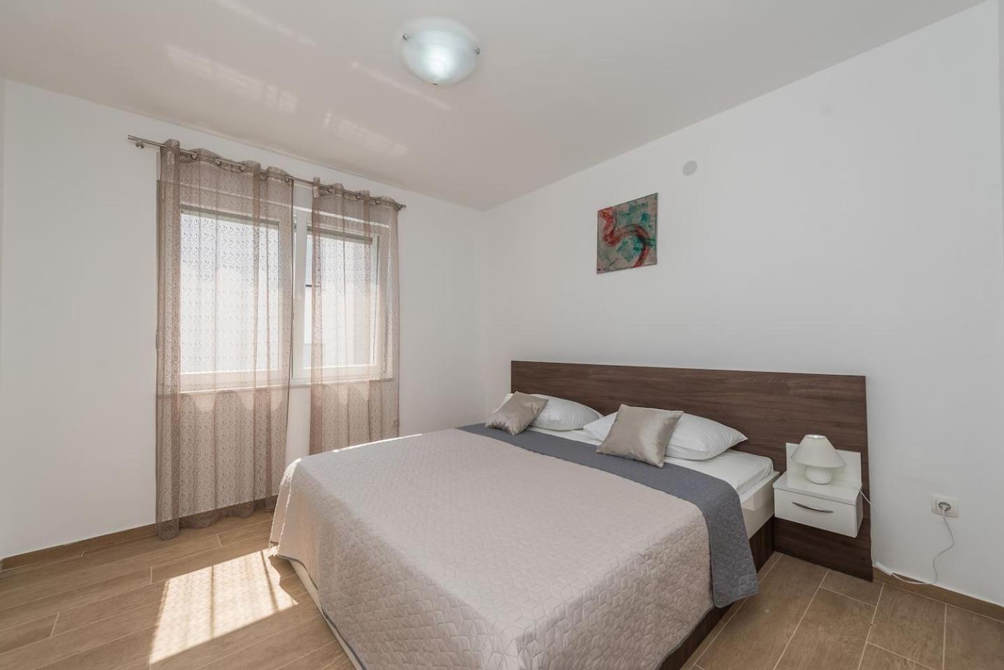 Villa Star 6 a centrally located ap. with a pool view 4