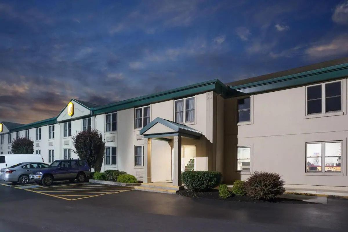 Harrisburg Vacations - Super 8 by Wyndham Harrisburg Hershey West - Property Image 5
