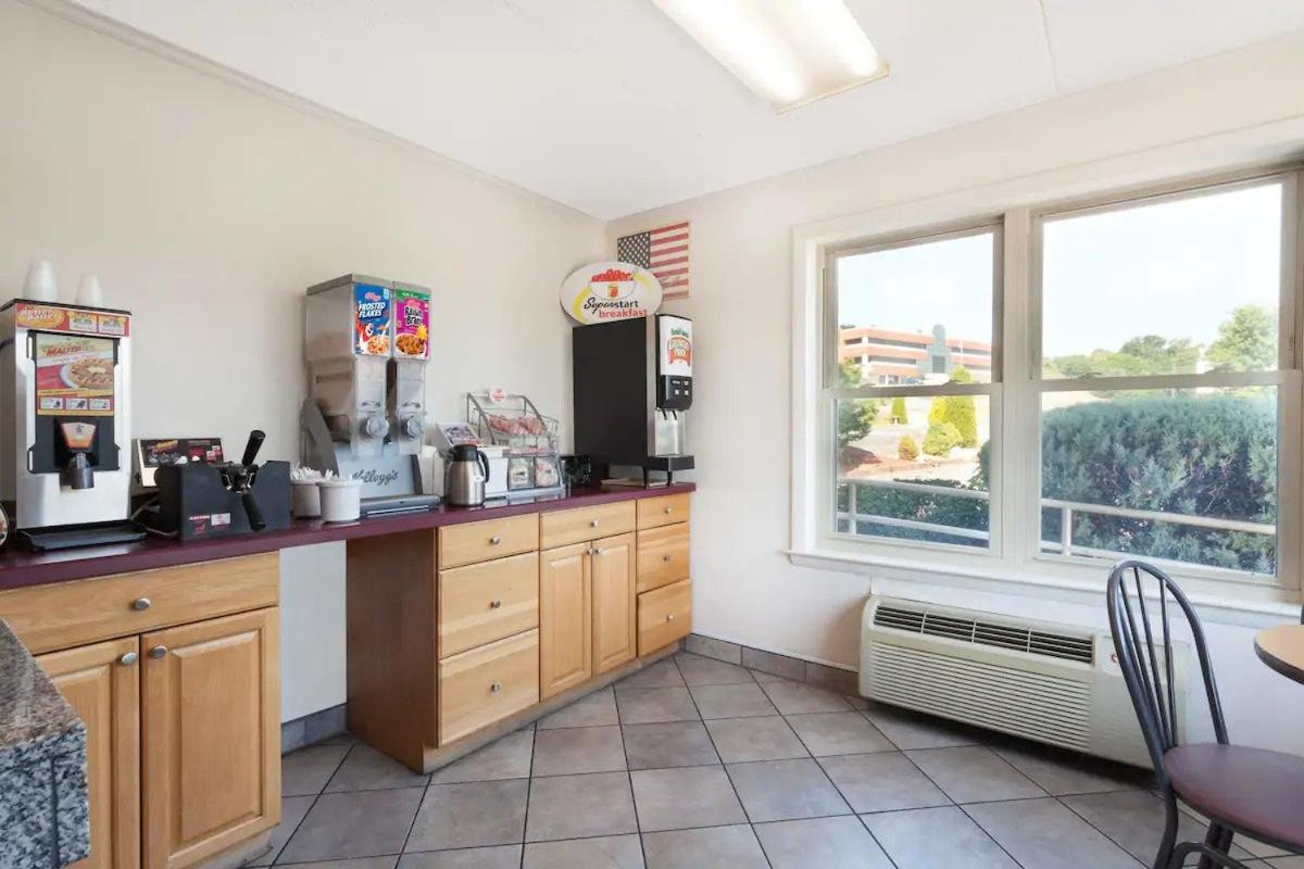 Harrisburg Vacations - Super 8 by Wyndham Harrisburg Hershey West - Property Image 2