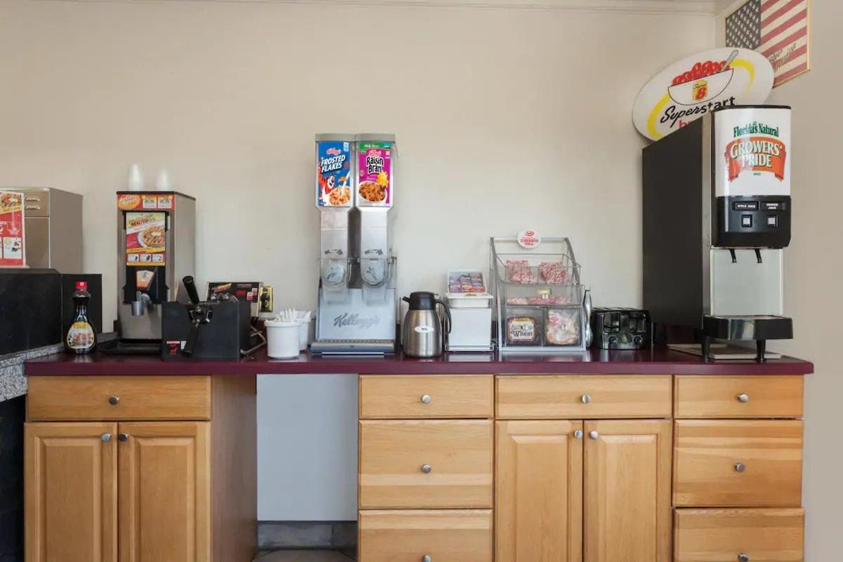 Harrisburg Vacations - Super 8 by Wyndham Harrisburg Hershey West - Property Image 3