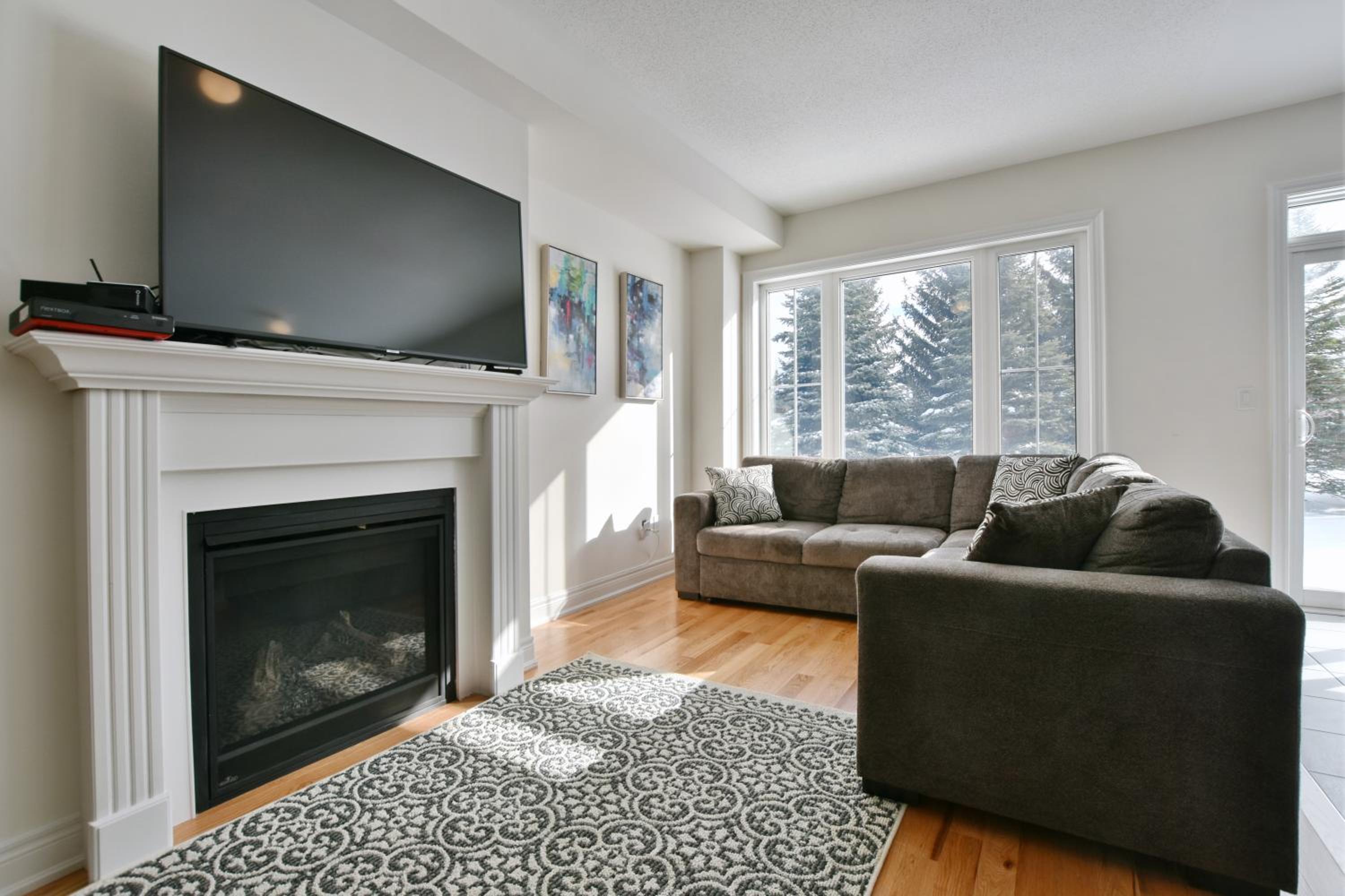 New Blue Mountain Village Snowbridge Executive Townhome Sleeps 10 with Outdoor Pool and Shuttle
