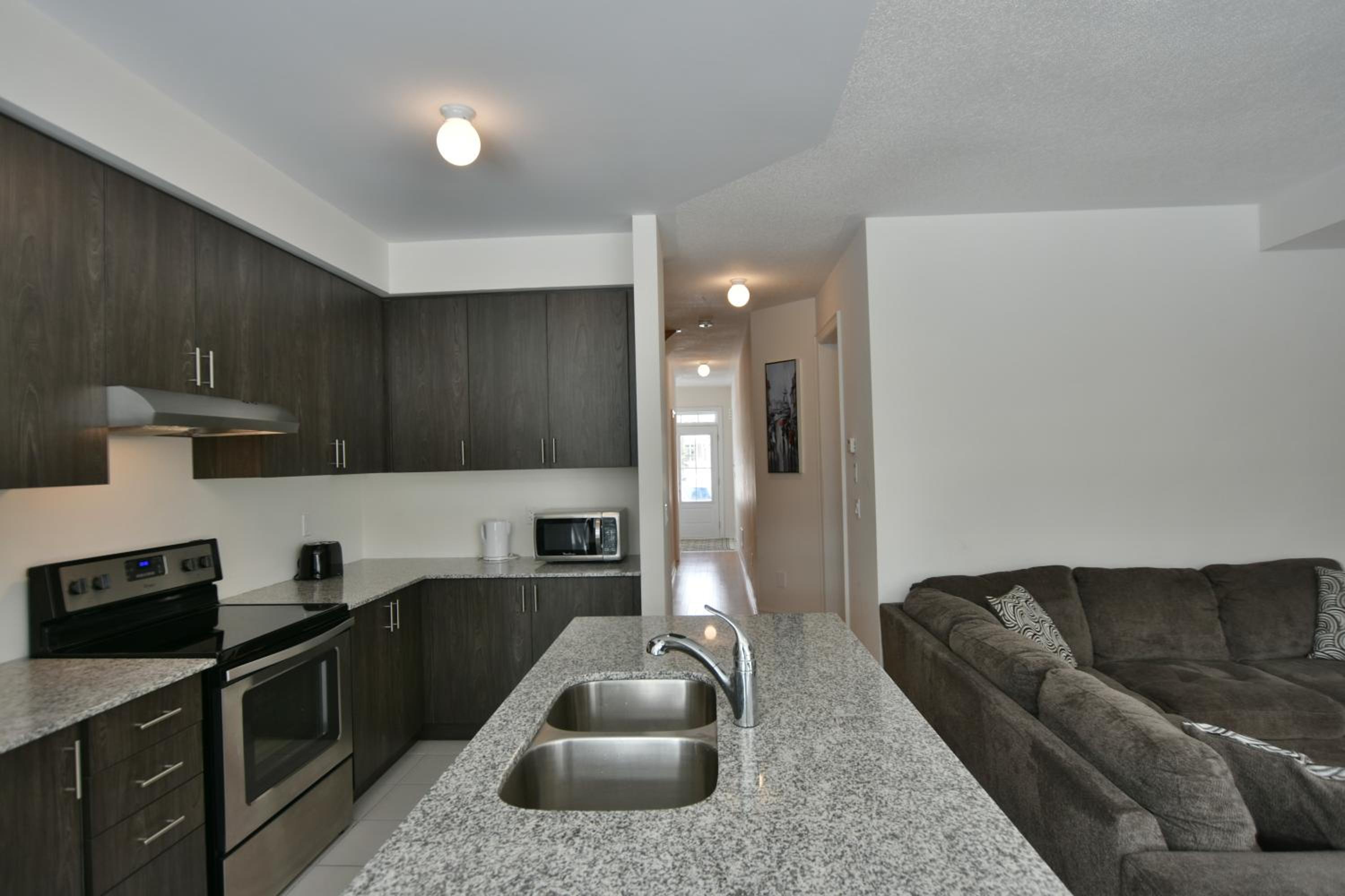 New Blue Mountain Village Snowbridge Executive Townhome Sleeps 10 with Outdoor Pool and Shuttle