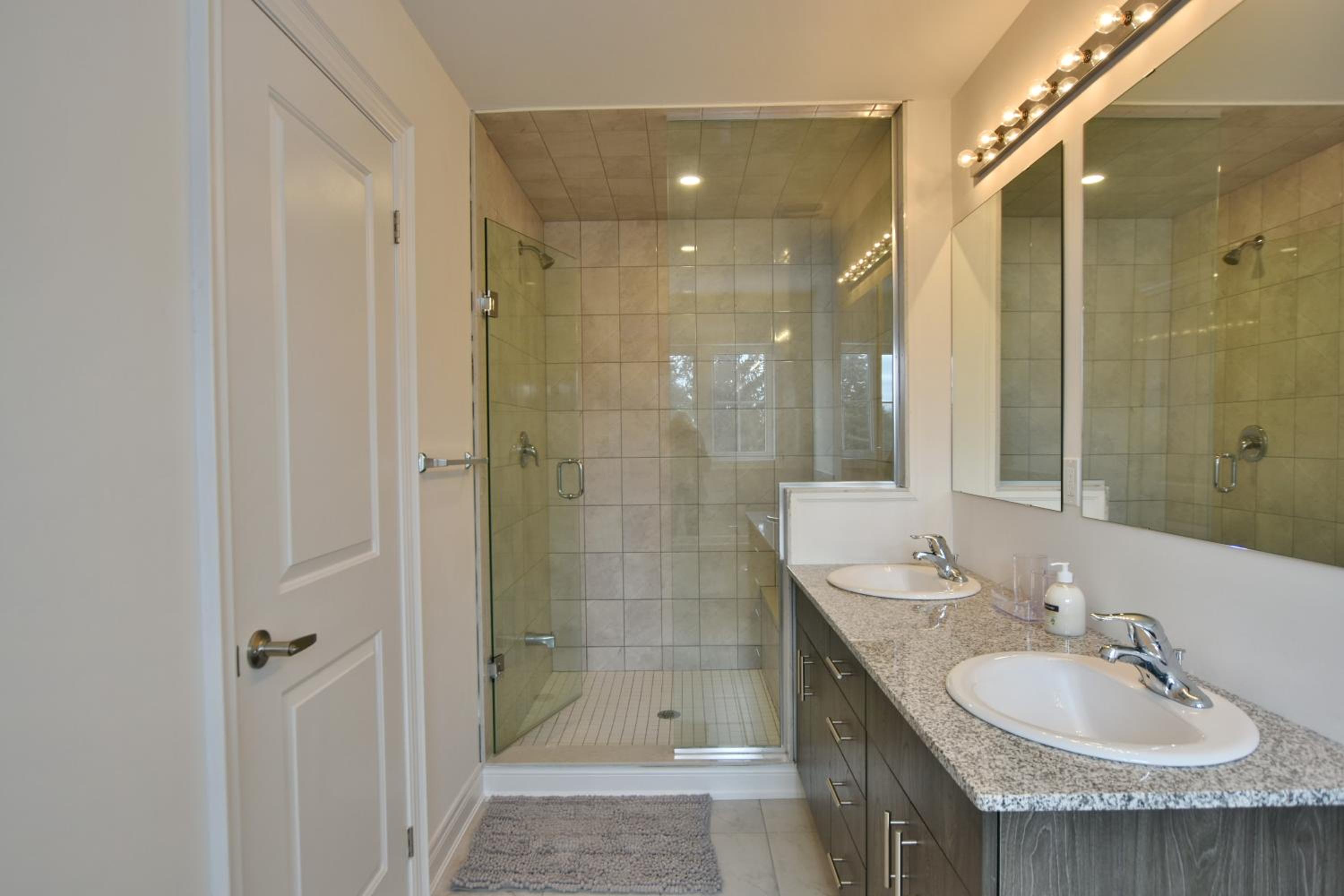 New Blue Mountain Village Snowbridge Executive Townhome Sleeps 10 with Outdoor Pool and Shuttle