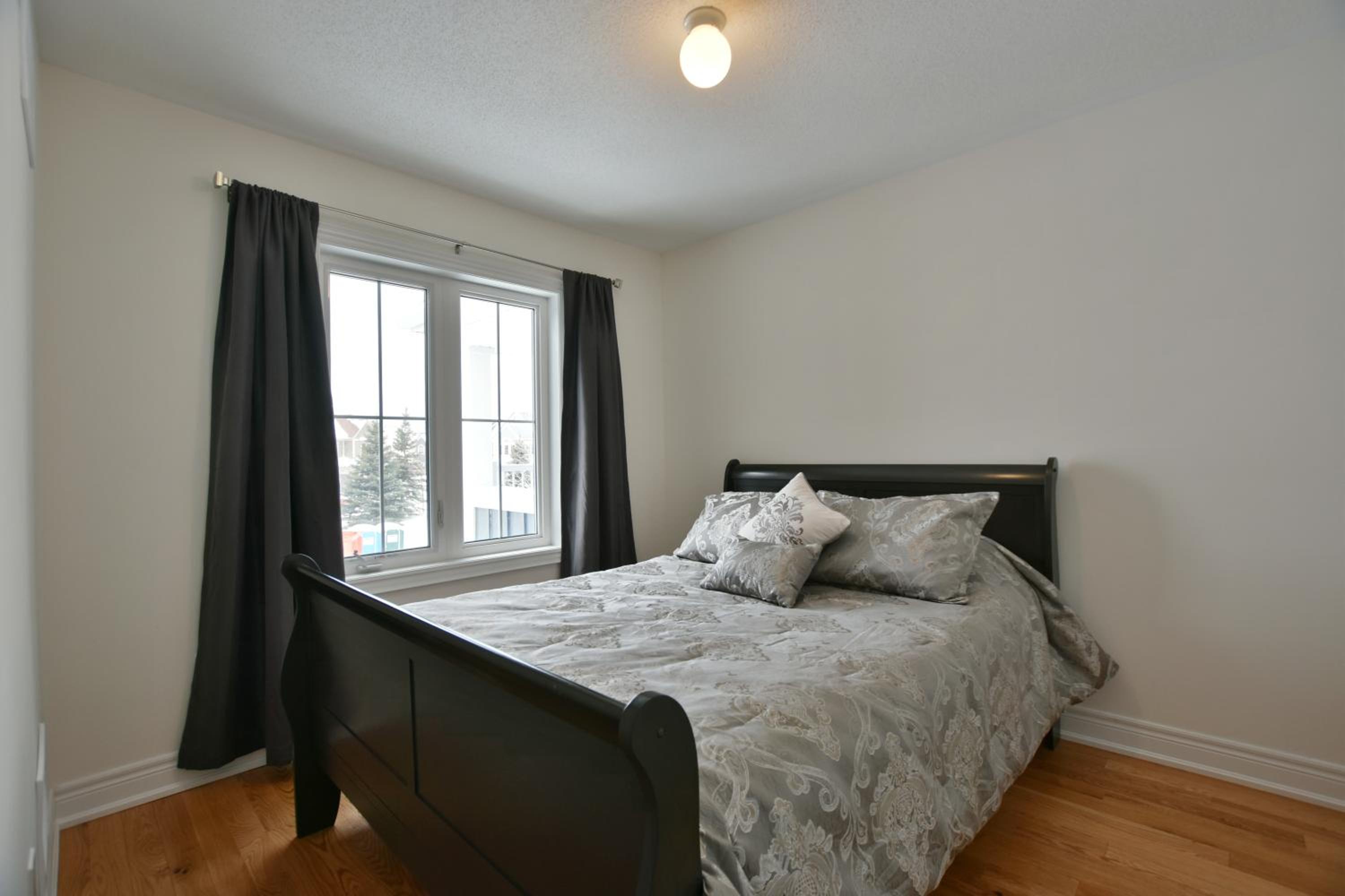 New Blue Mountain Village Snowbridge Executive Townhome Sleeps 10 with Outdoor Pool and Shuttle