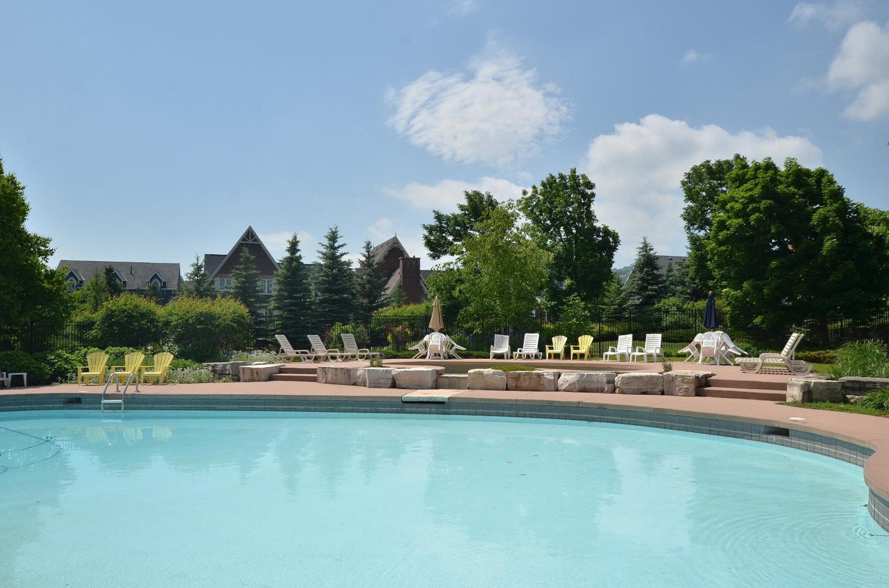 New Blue Mountain Village Snowbridge Executive Townhome Sleeps 10 with Outdoor Pool and Shuttle