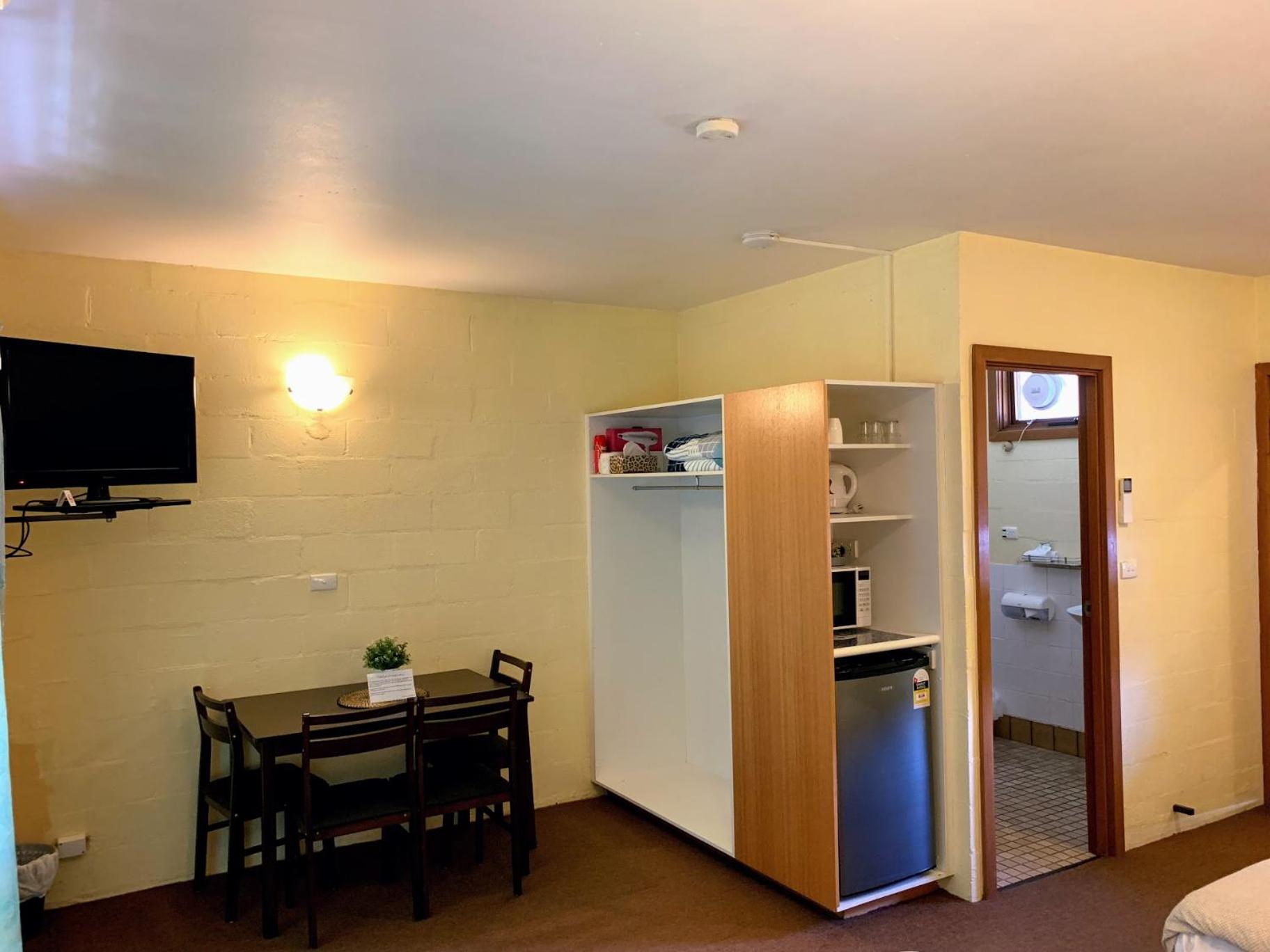 Mountain Creek Motel Bar & Restaurant