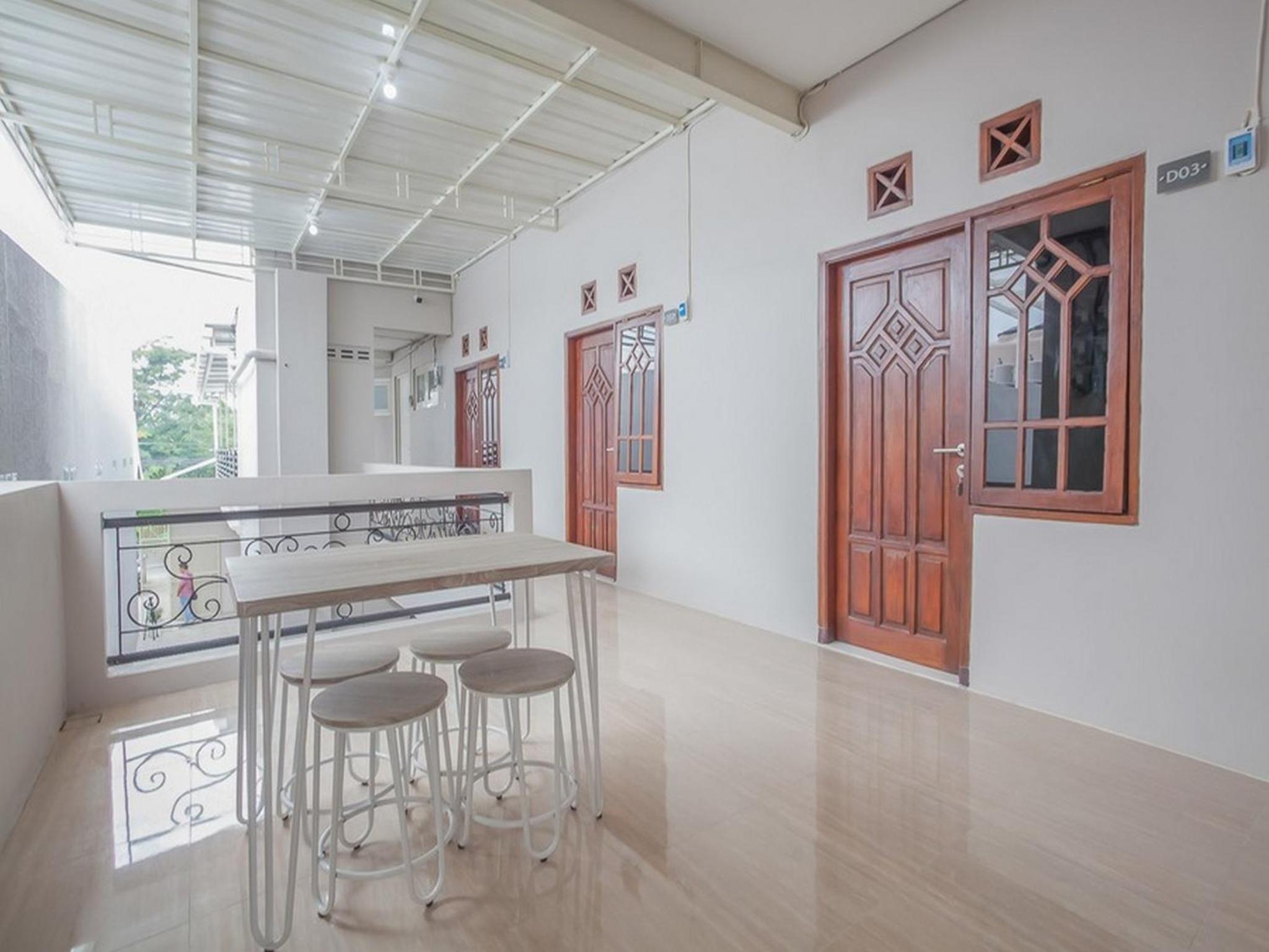 RedDoorz near Ciputra Golf Surabaya view 4