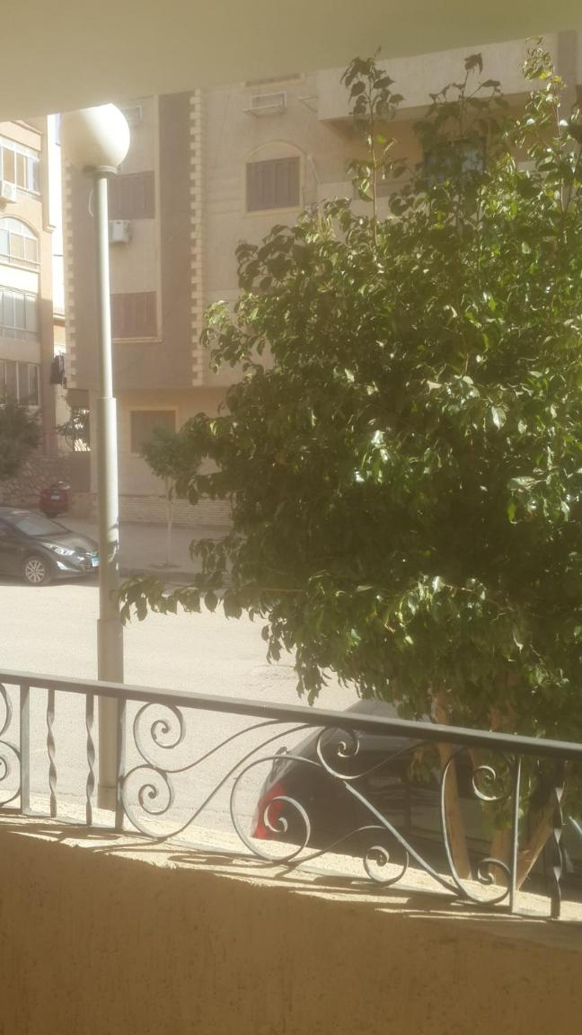 شقة بالتجمع قريبة من الجامعة الأمريكية
