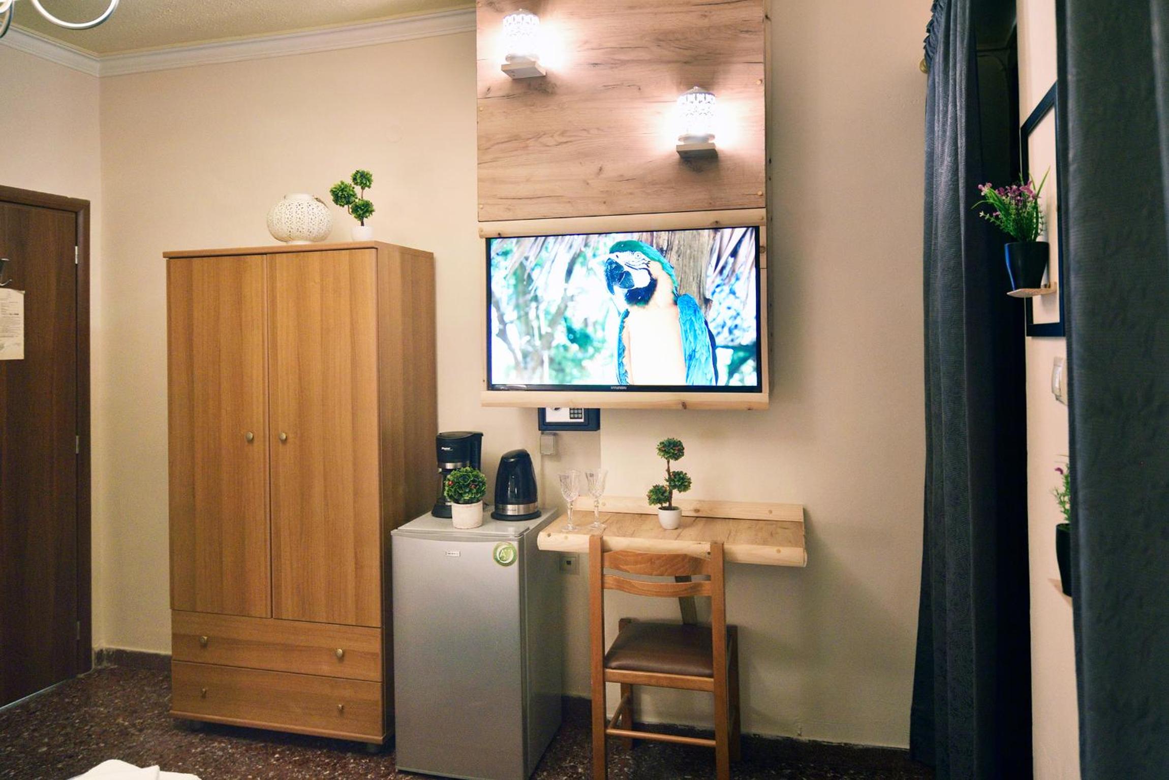 Nikolas Rooms