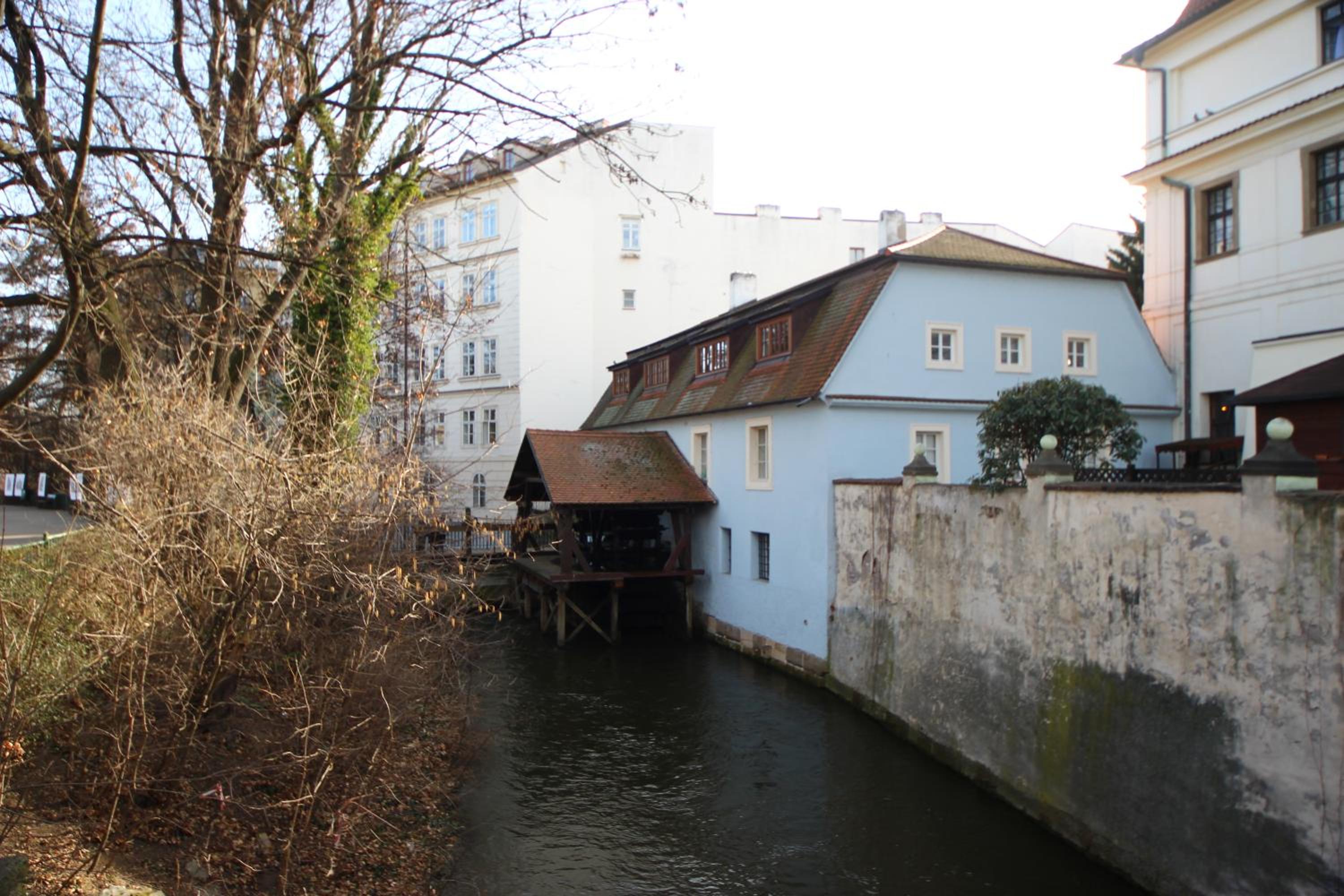 Quiet apartment in the city center with own terrace