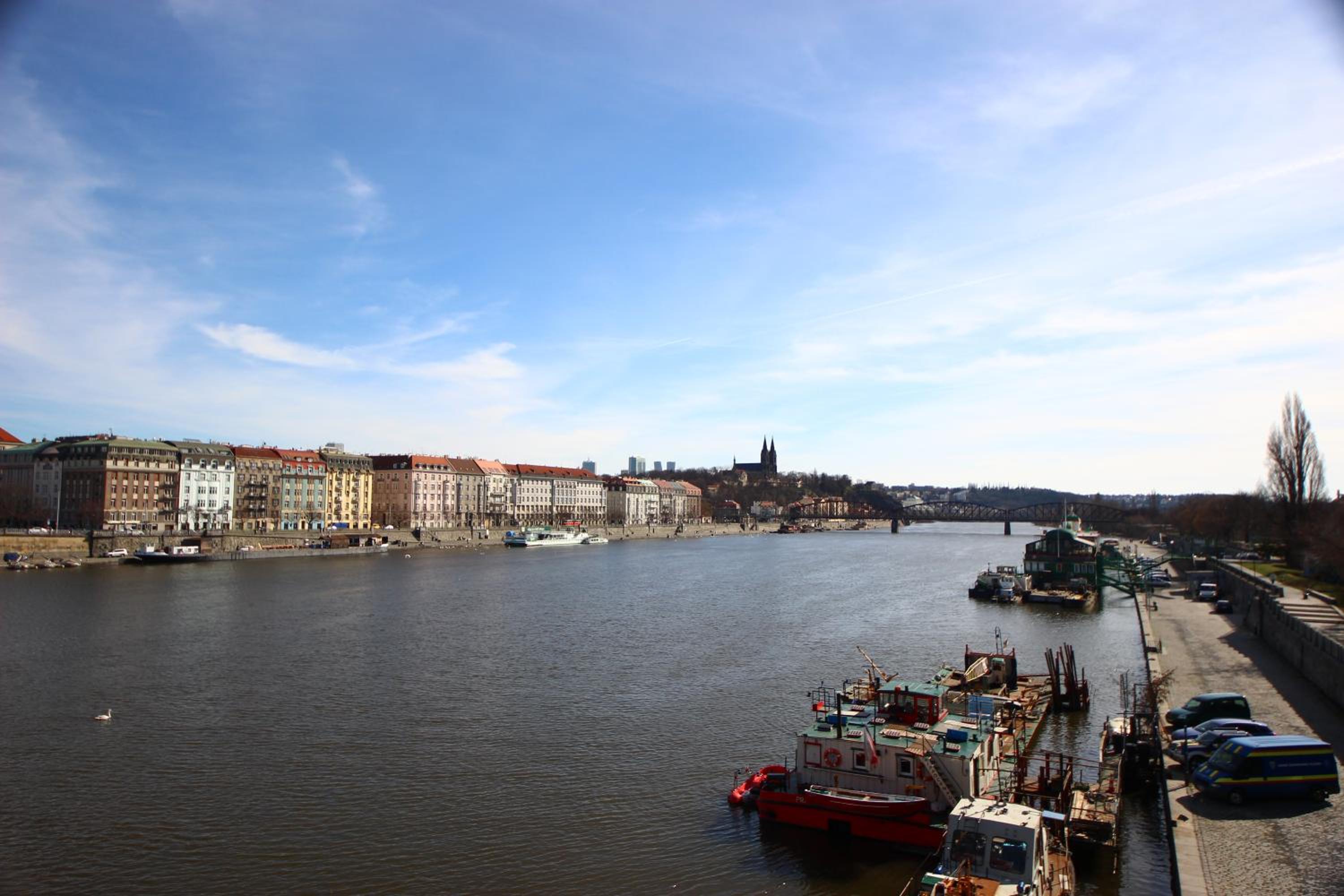 Quiet apartment in the city center with own terrace