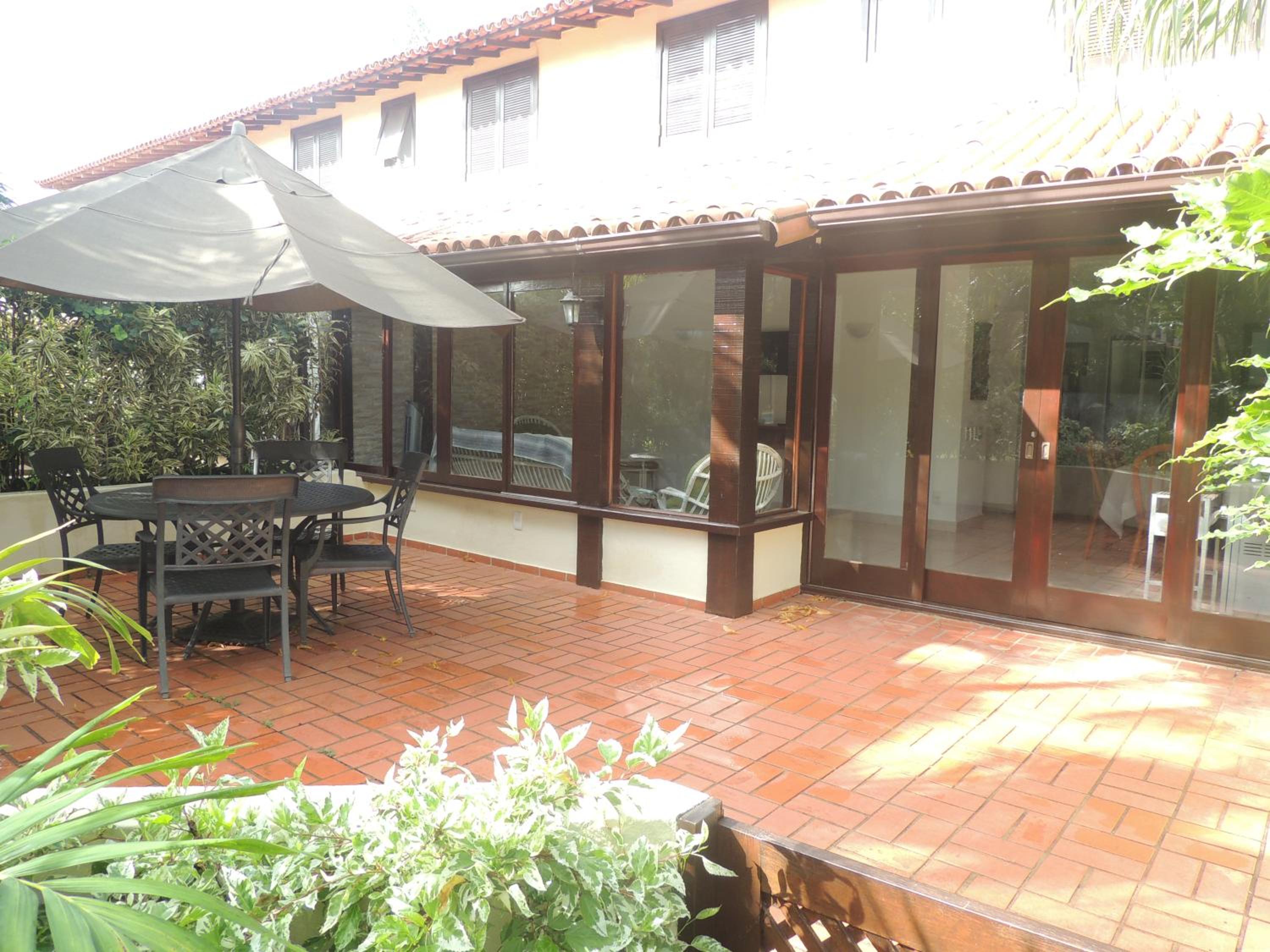 Hotel Casa Condomínio com 04 quartos, 200 metros da Praia de Manguinhos - Image 1