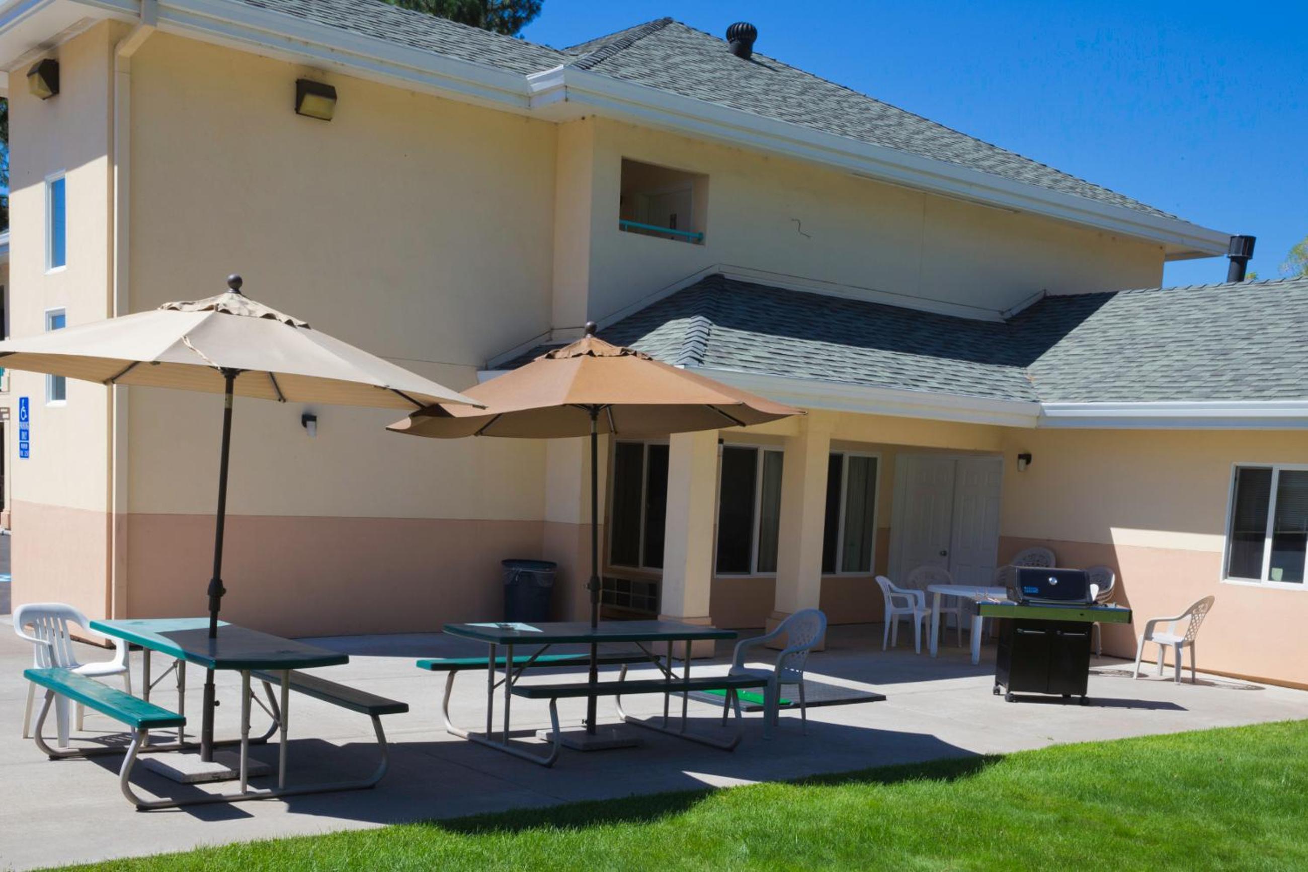 Shasta Pines Motel & Suites