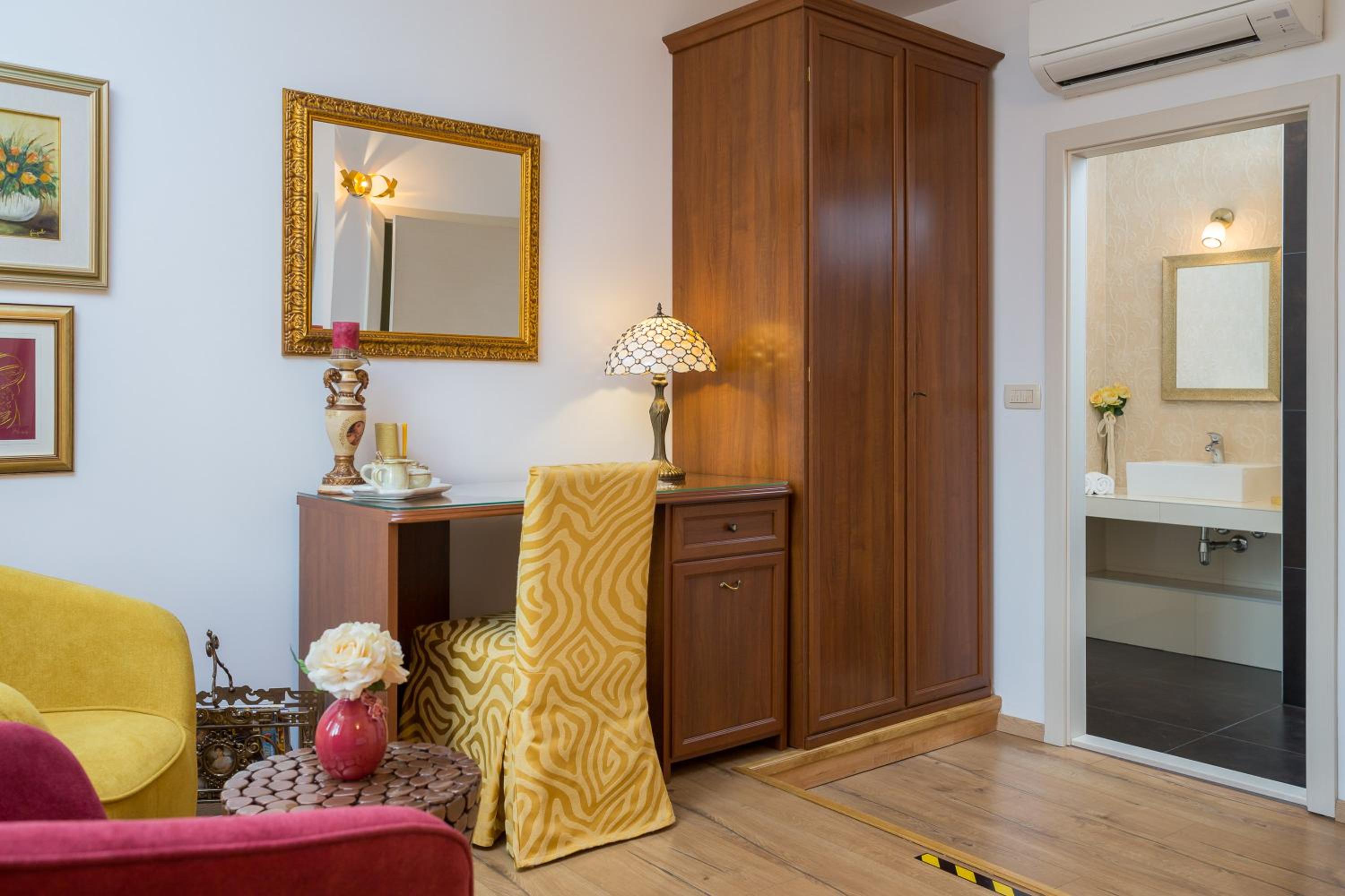 Romantic Luxury Rooms photo 4
