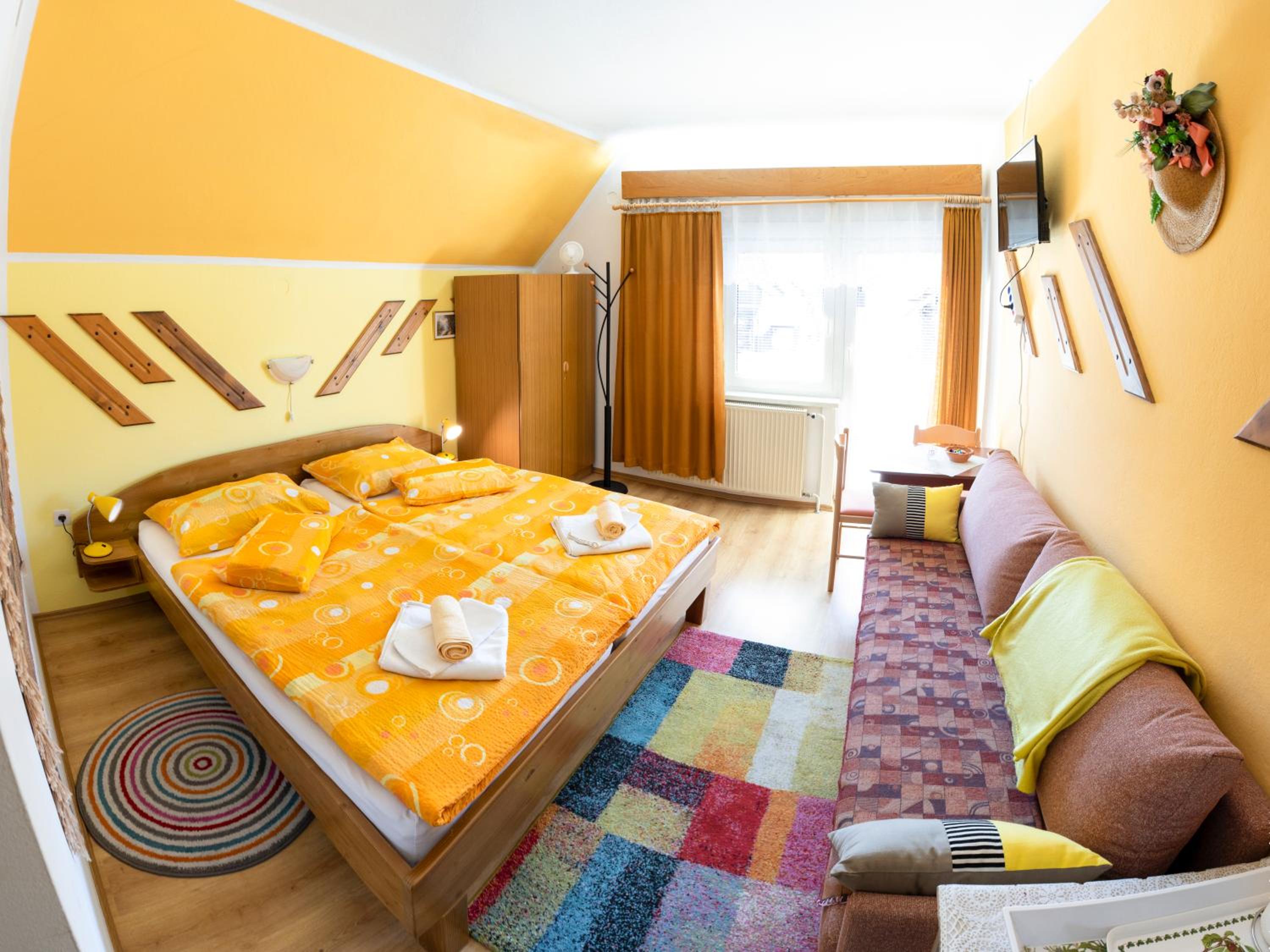 Apartments and Rooms Ražen