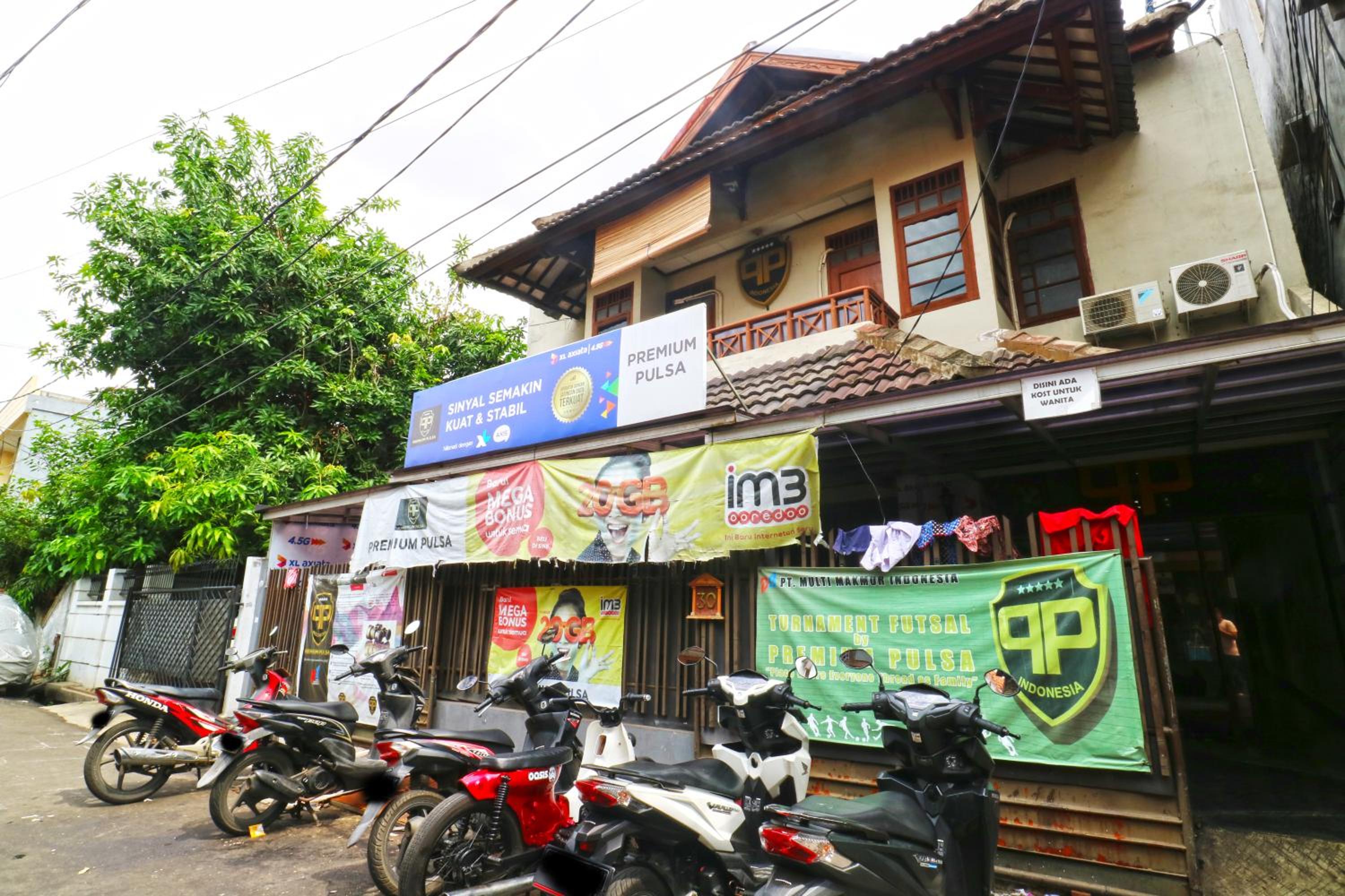 Premium Senen Guesthouse - Female Only