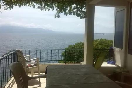 Drvenik, Apartman 1m from sea