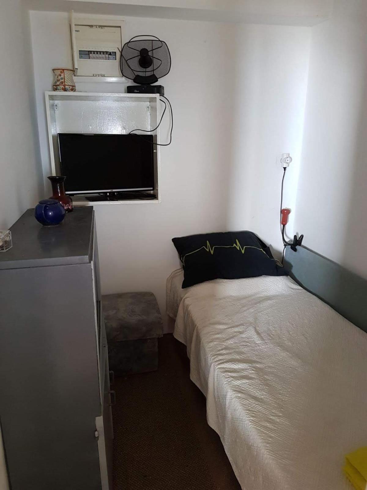 Drvenik, Apartman 1m from sea