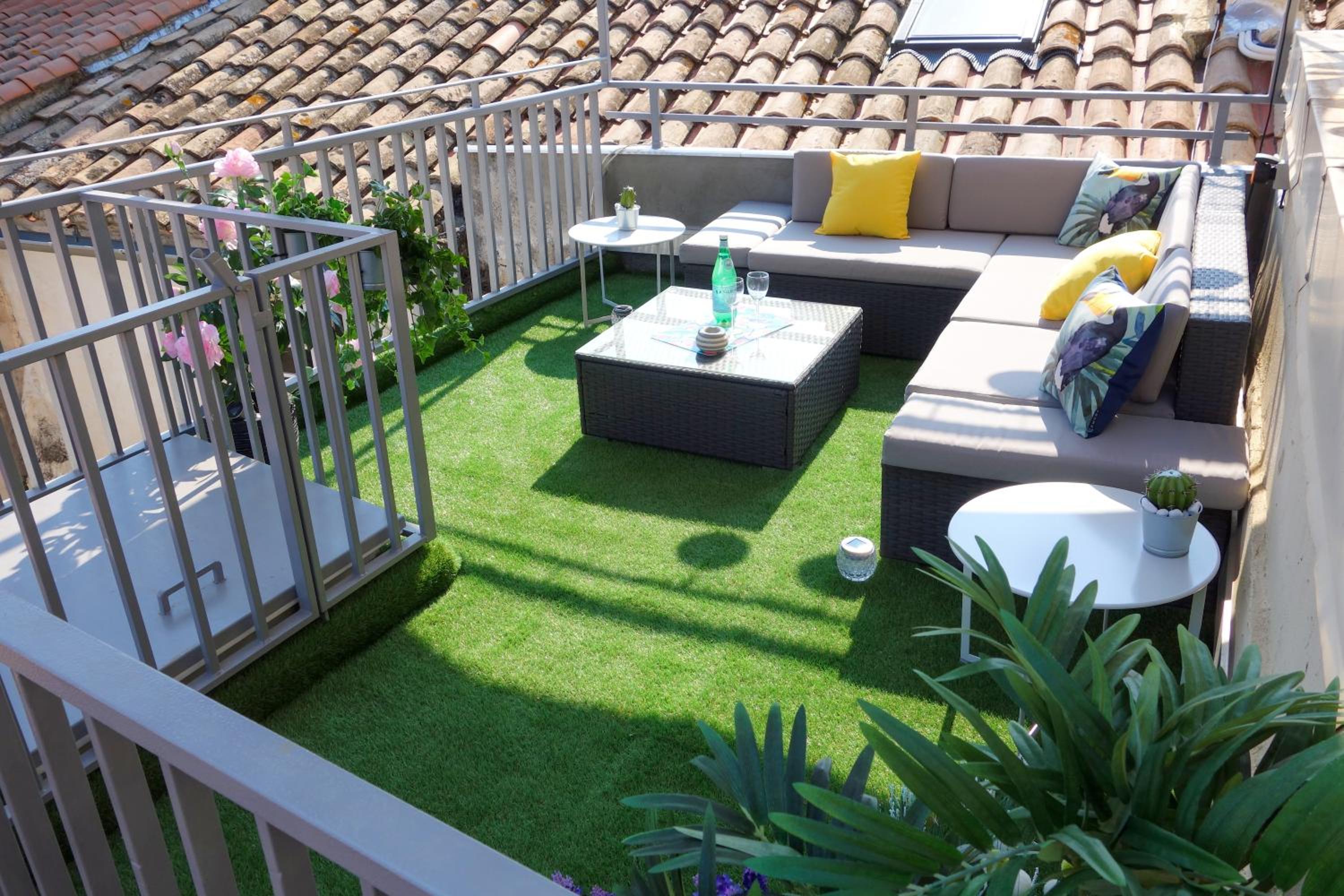 Arles Holiday - La Terrasse view 4