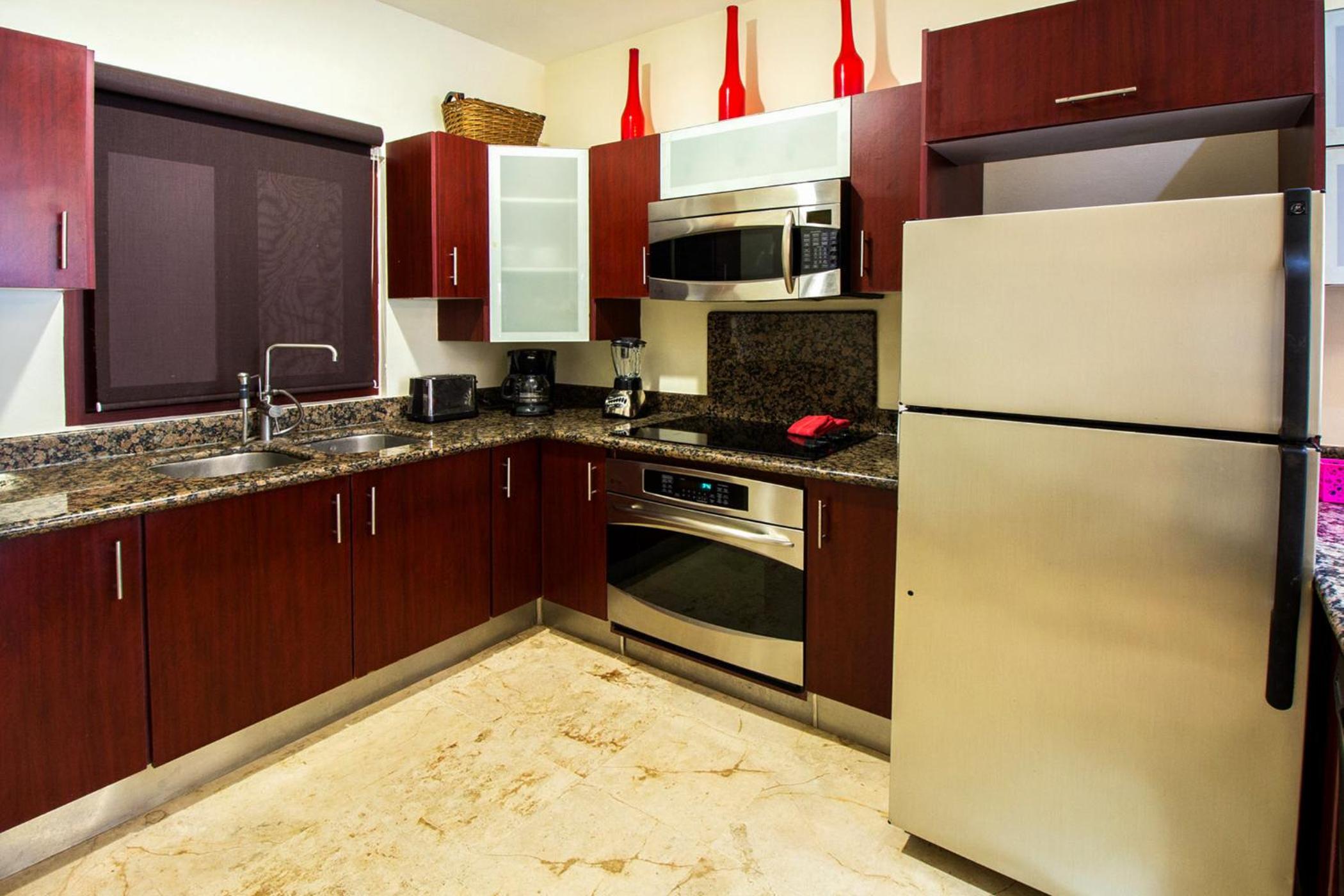Ground floor, luxury 1 bedroom condo with pool view at El Faro by DPM