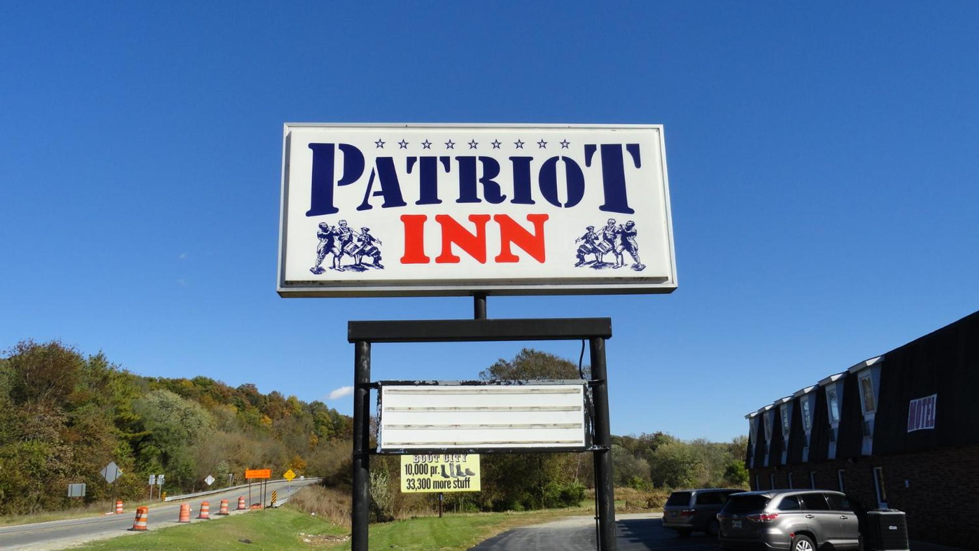 Bloomington Vacations - PATRIOT INN - Property Image 3