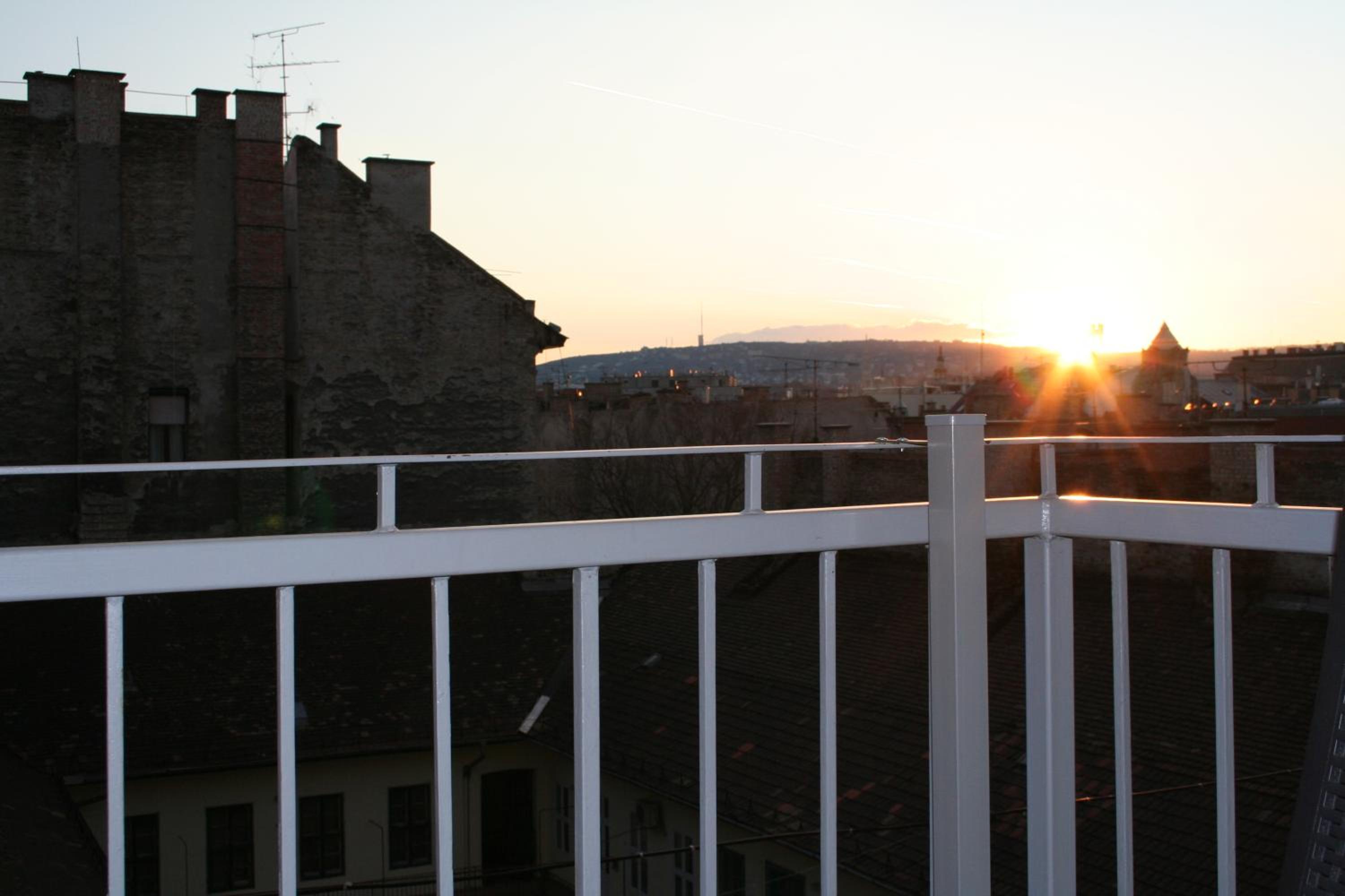 Broadway Center Rooftop View Apartment view 4