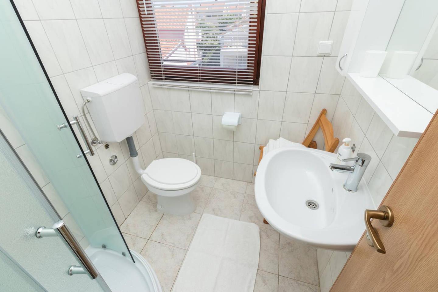 Rooms & Apartment Hegic with parking