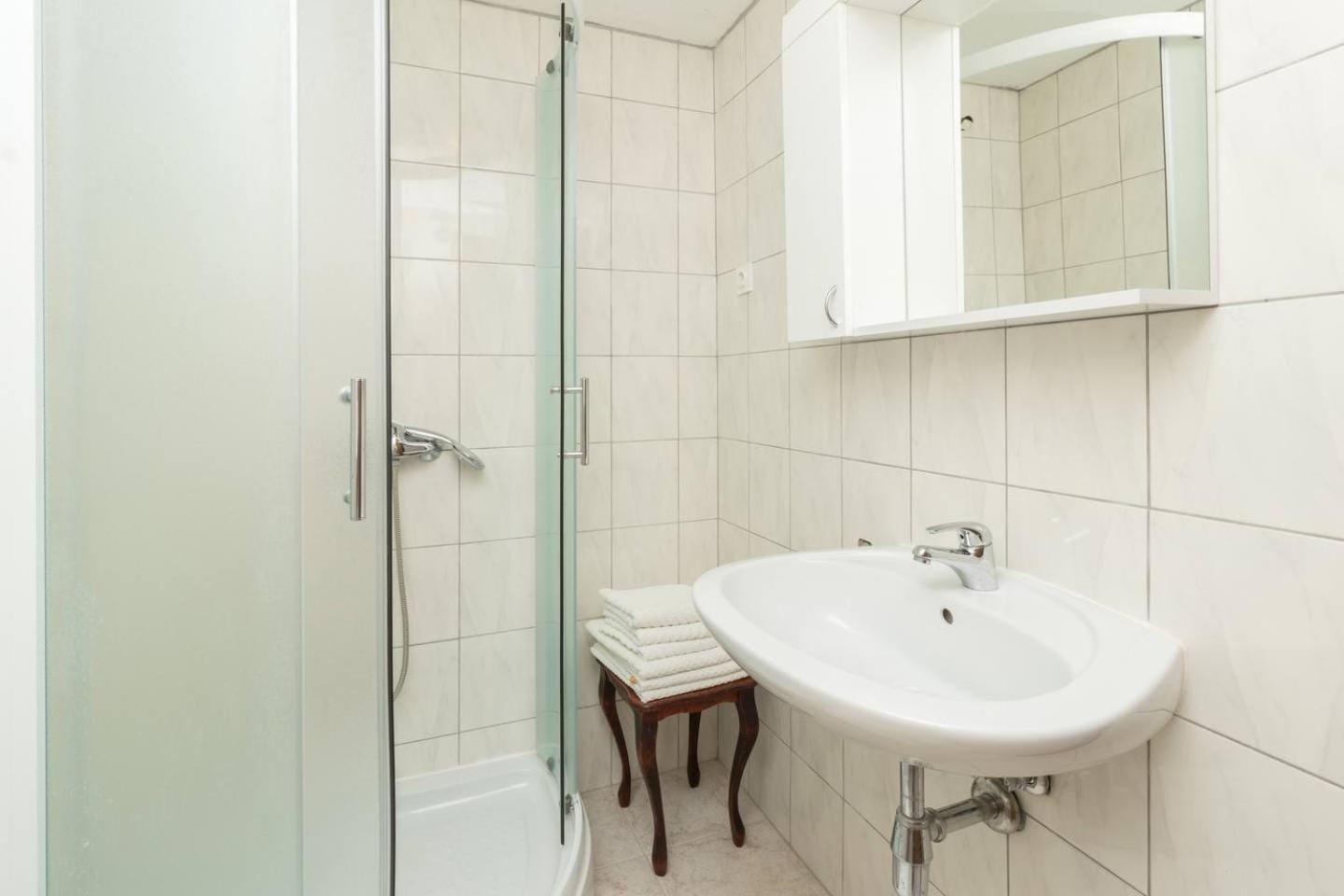 Rooms & Apartment Hegic with parking