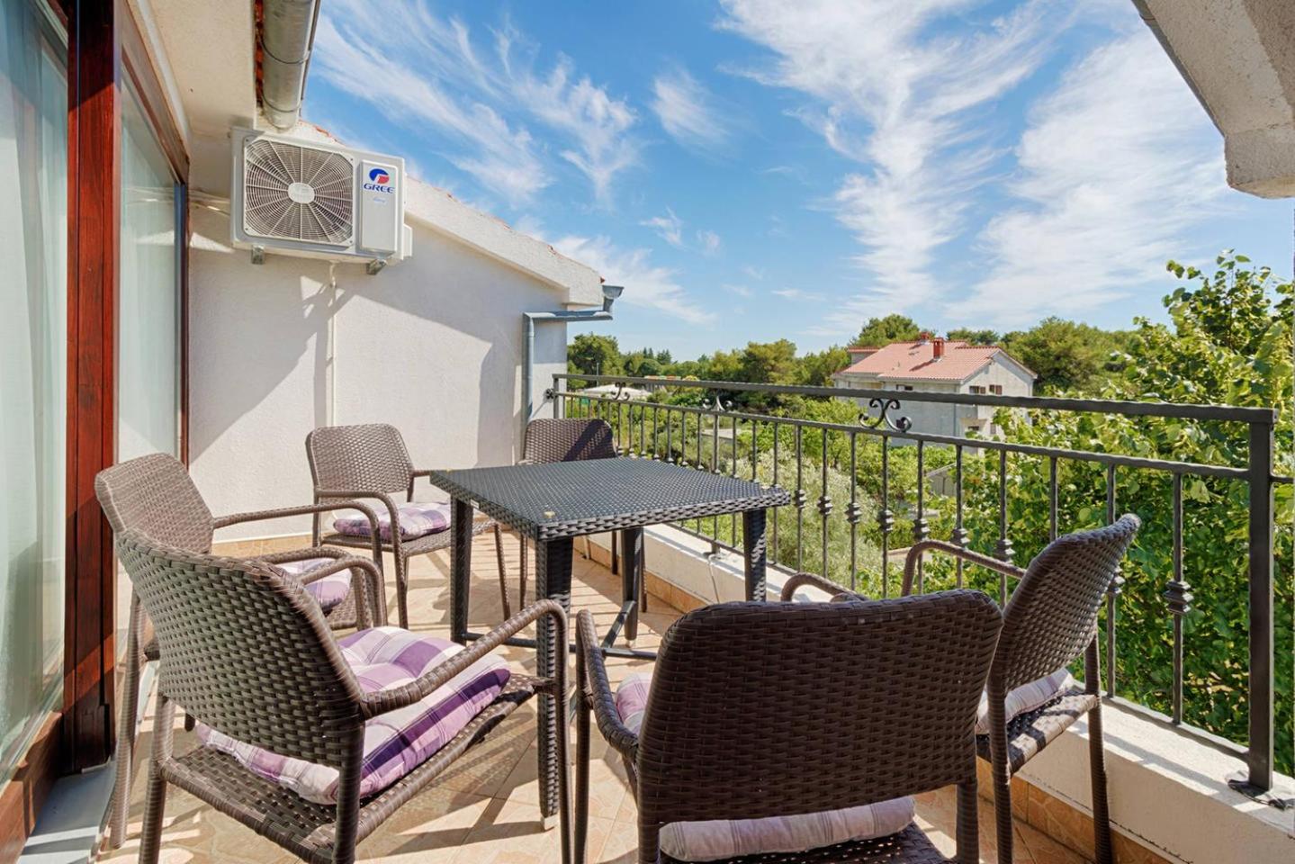 Rooms & Apartment Hegic with parking