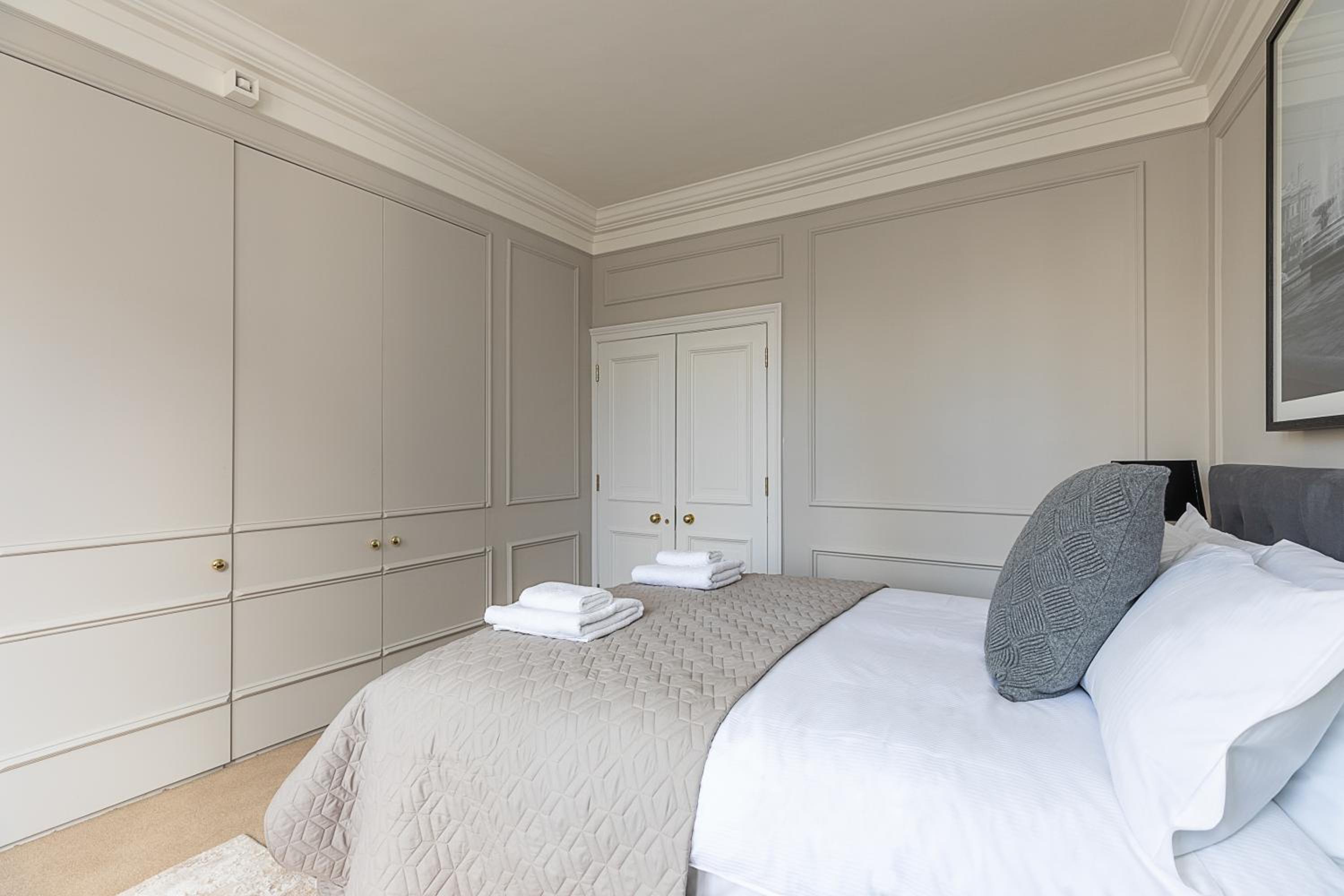 Astonishing flats near Mayfair & Piccadilly Circus