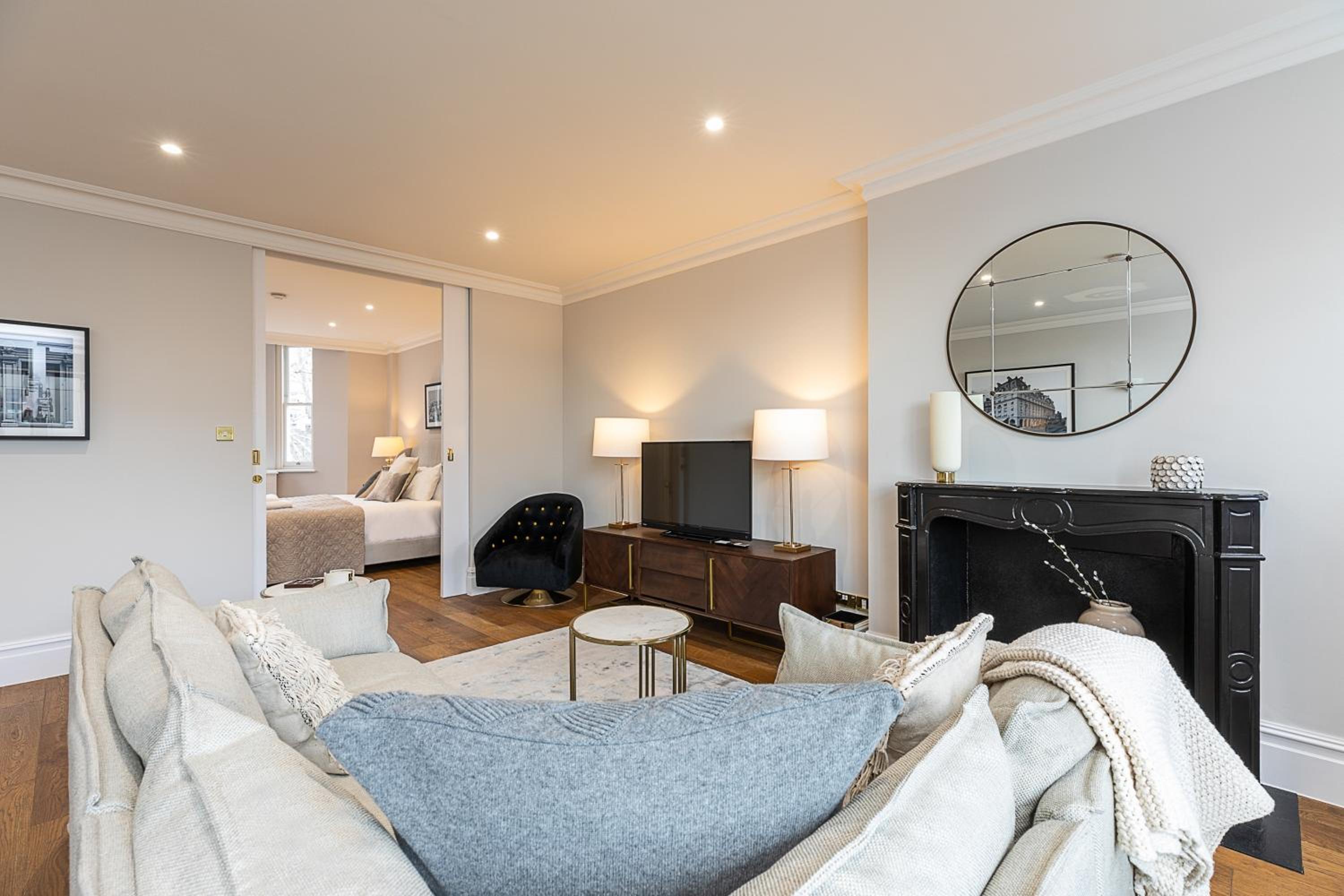 Astonishing flats near Mayfair & Piccadilly Circus