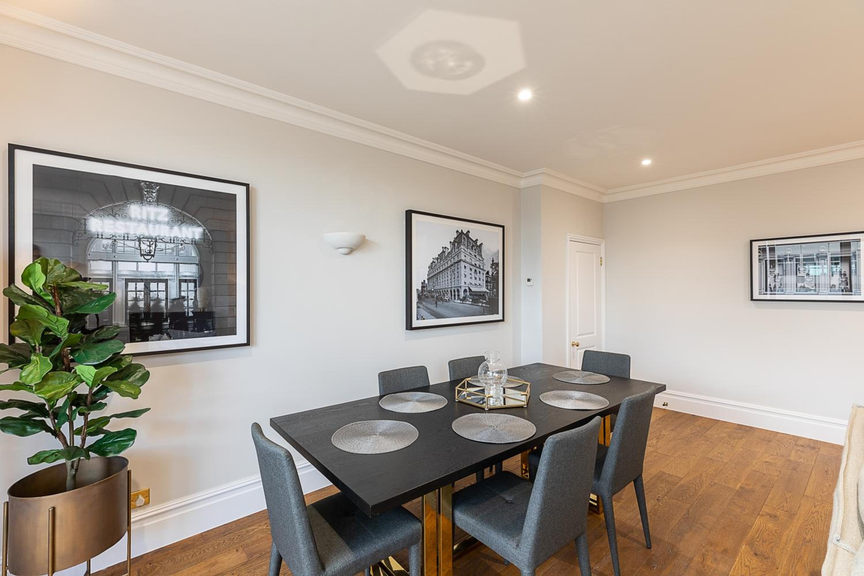 Astonishing flats near Mayfair & Piccadilly Circus