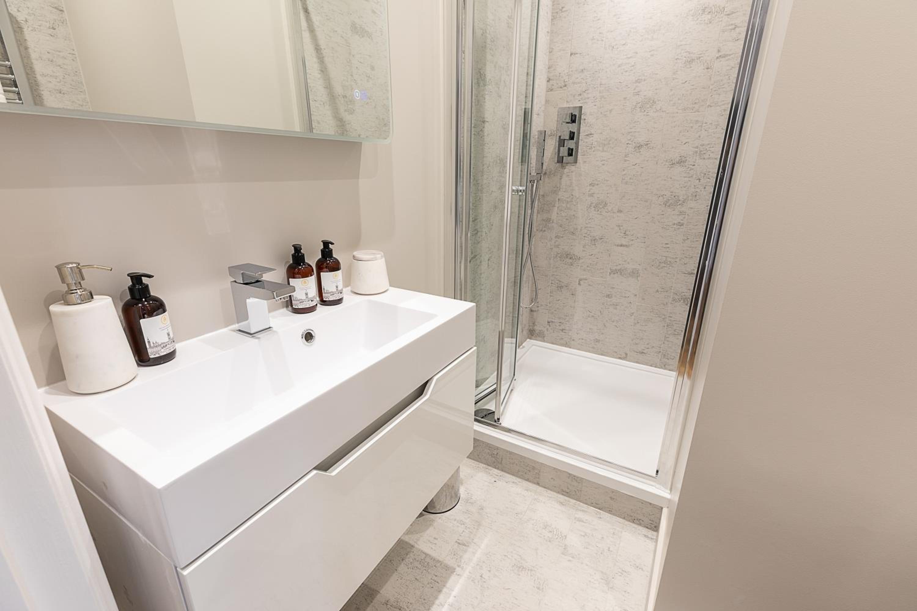 Astonishing flats near Mayfair & Piccadilly Circus