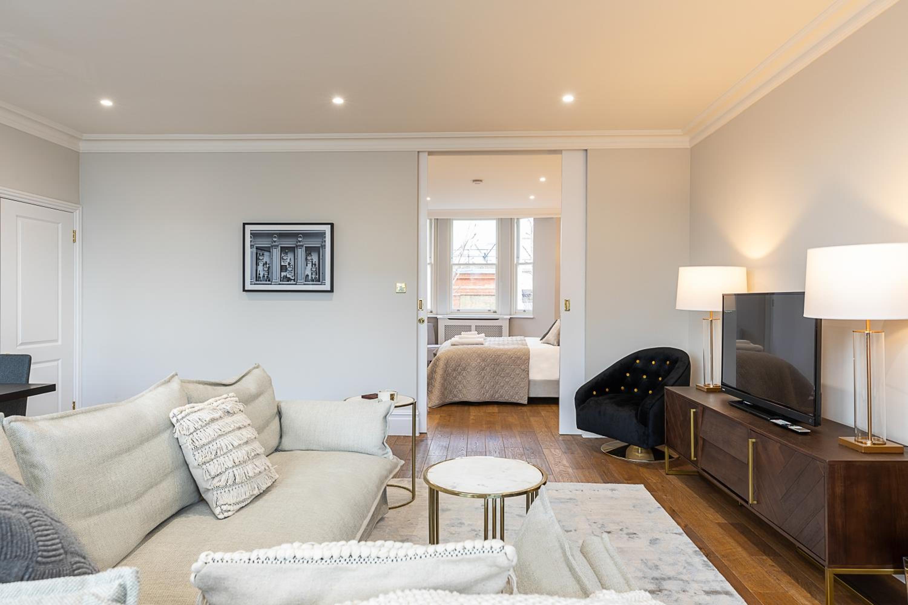 Astonishing flats near Mayfair & Piccadilly Circus
